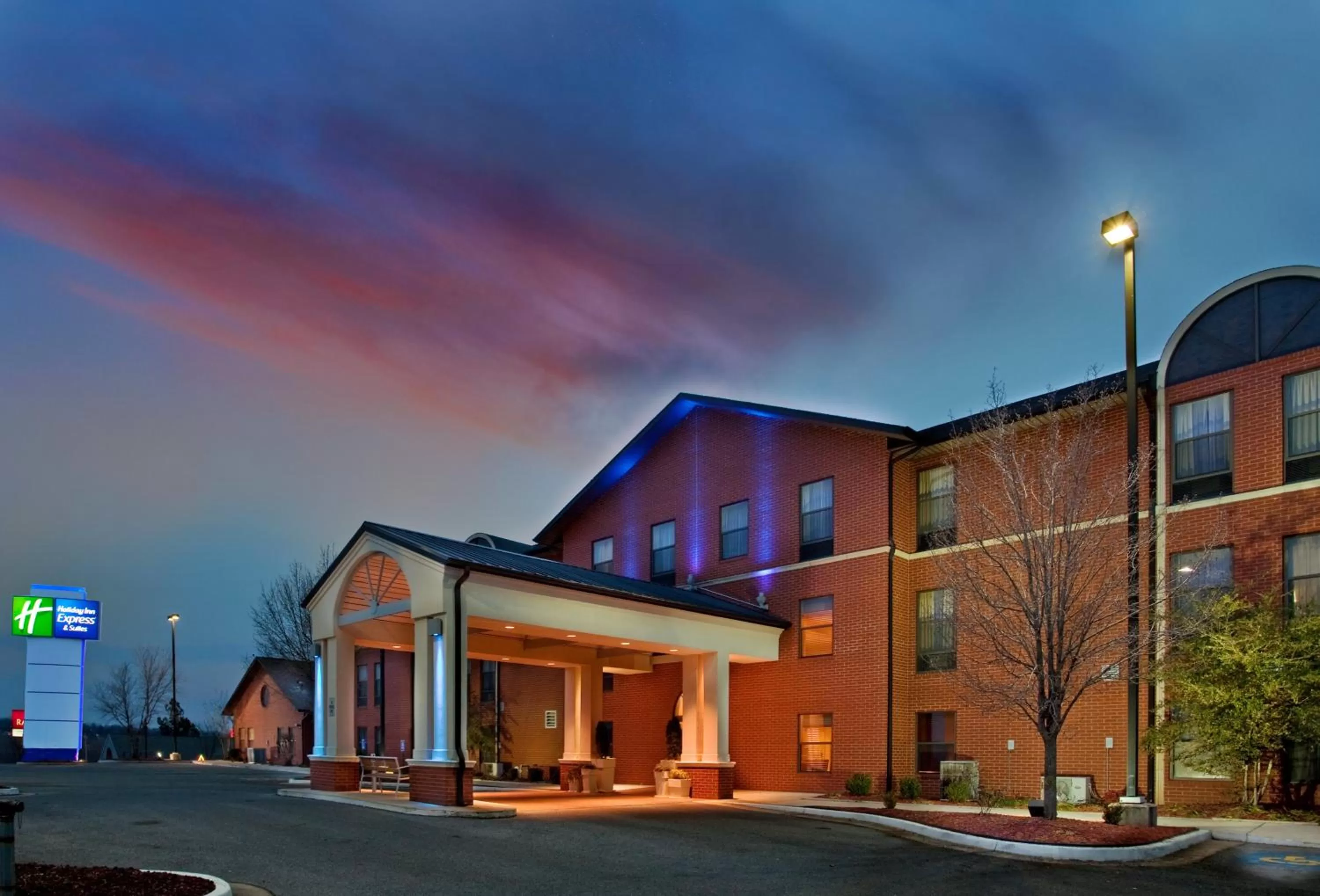 Holiday Inn Express & Suites Batesville by IHG