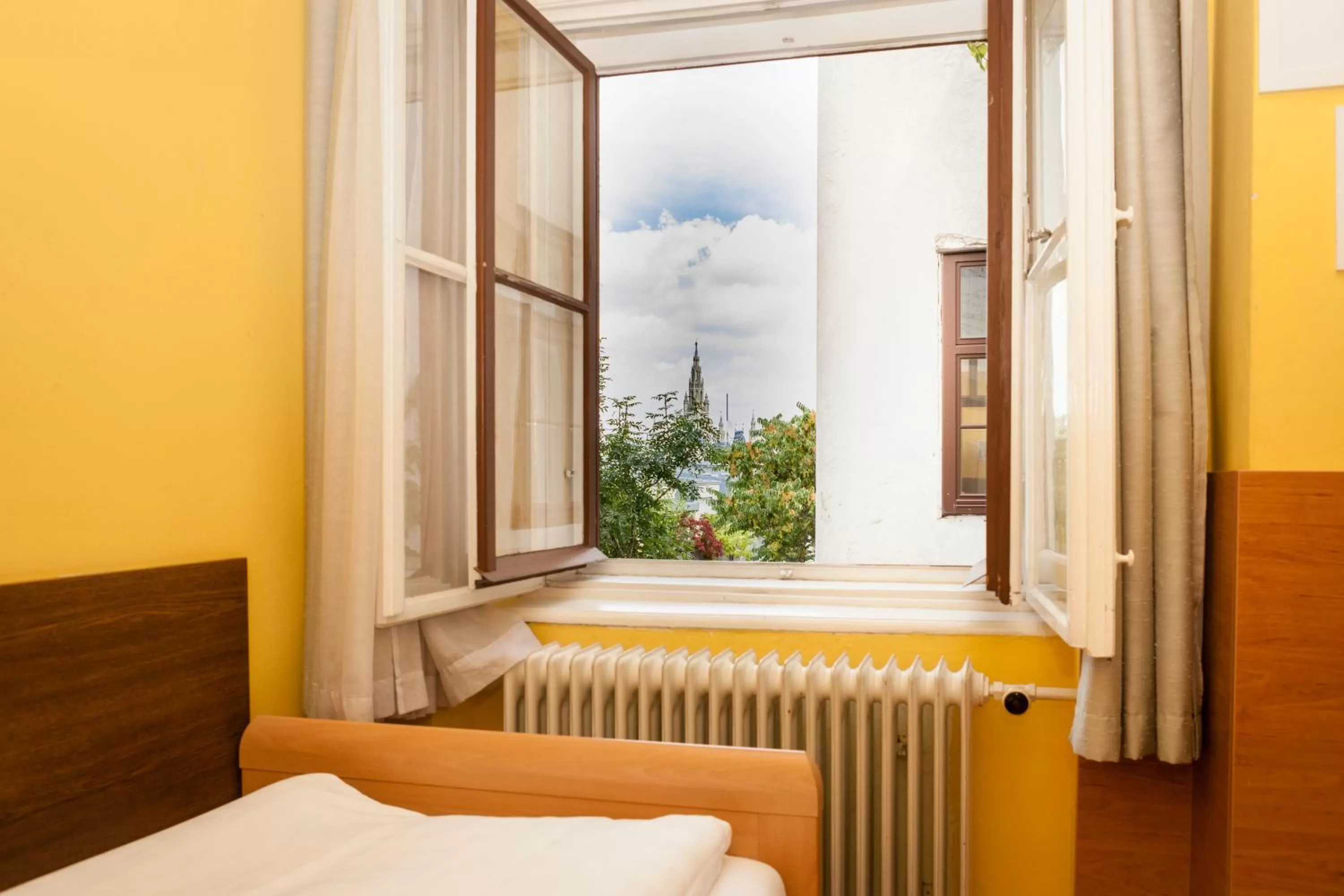 Inner courtyard view, Bed in Pension Lehrerhaus