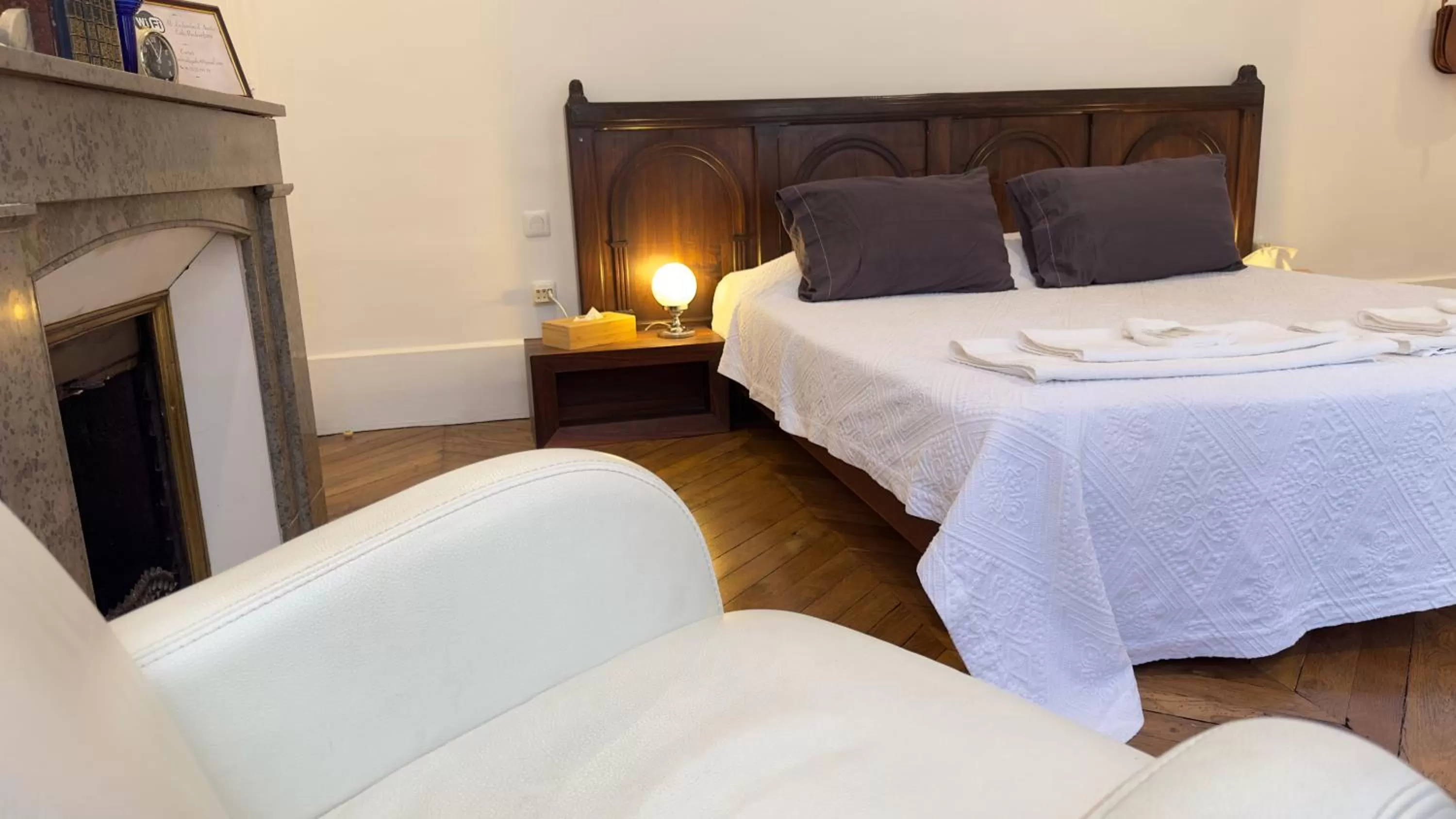 Bedroom, Bed in Chambre de charme au coeur du vieux Valence - Confort & Calme