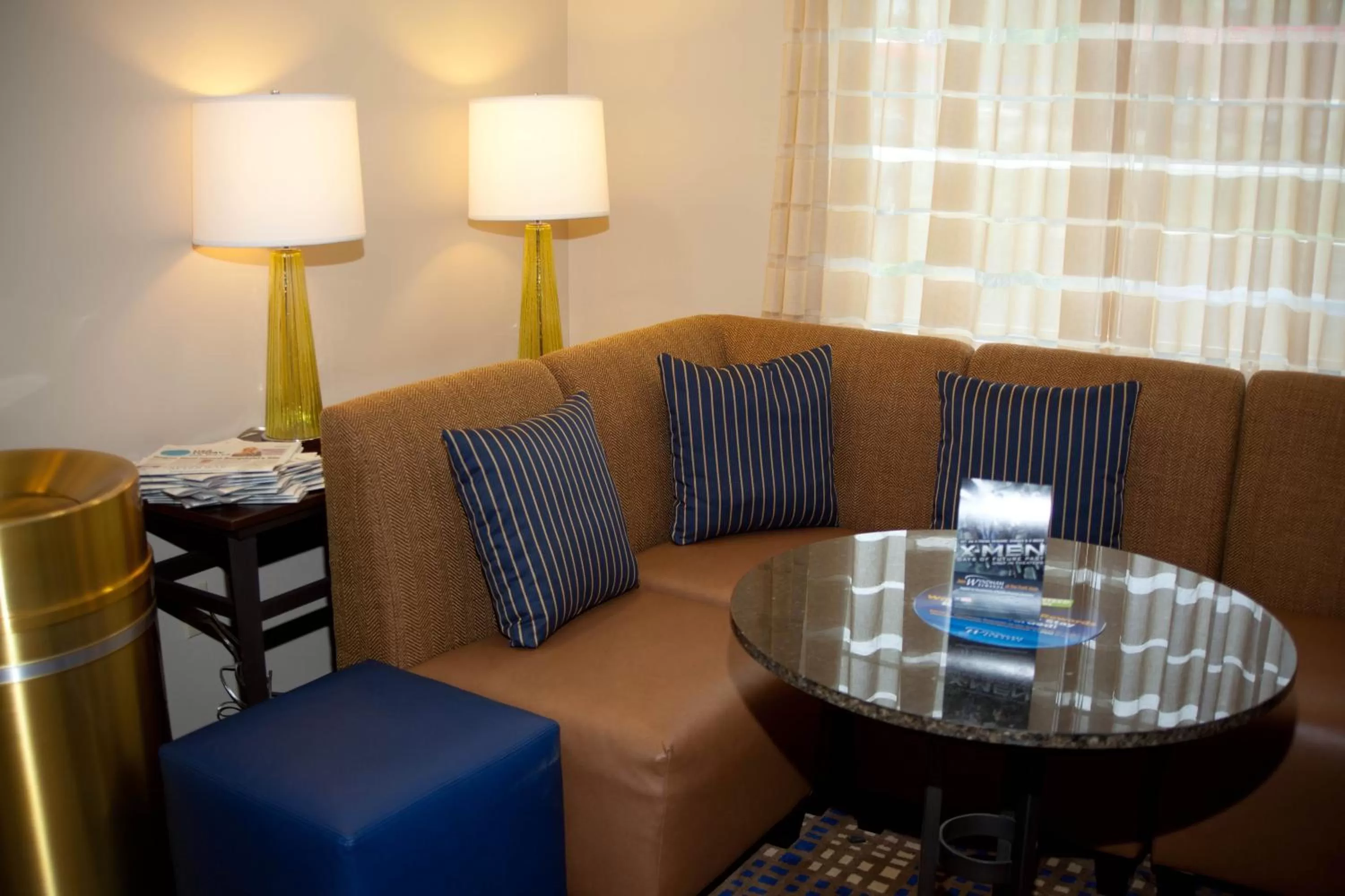 Communal lounge/ TV room in Baymont by Wyndham Erie