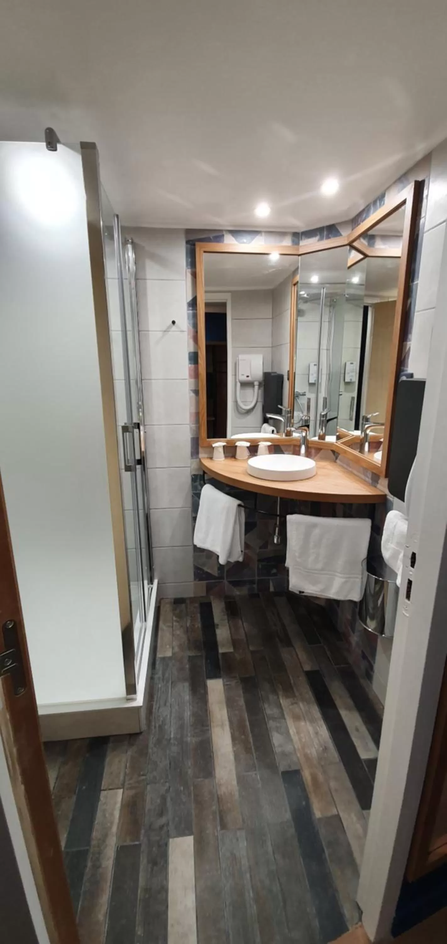 Bathroom in Kyriad Aix Les Milles - Plan de Campagne