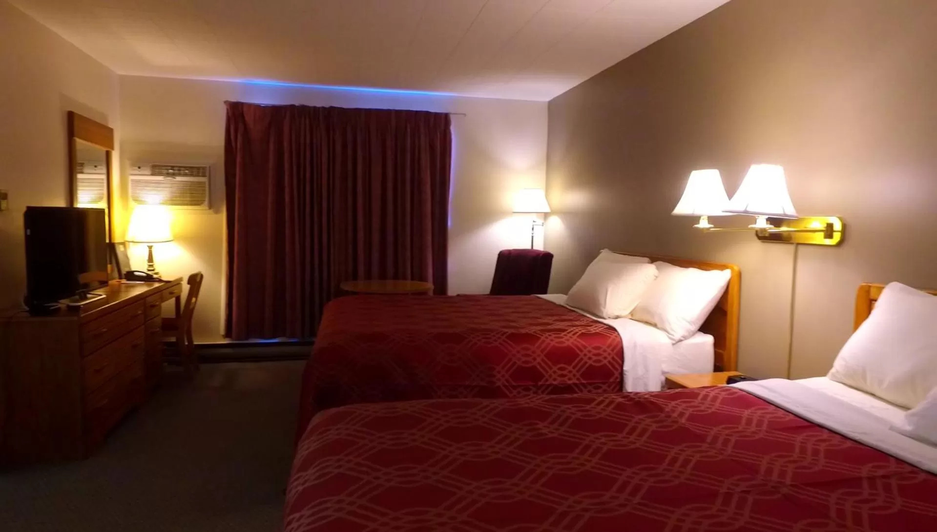 Bed in Econo Lodge Inn & Suites