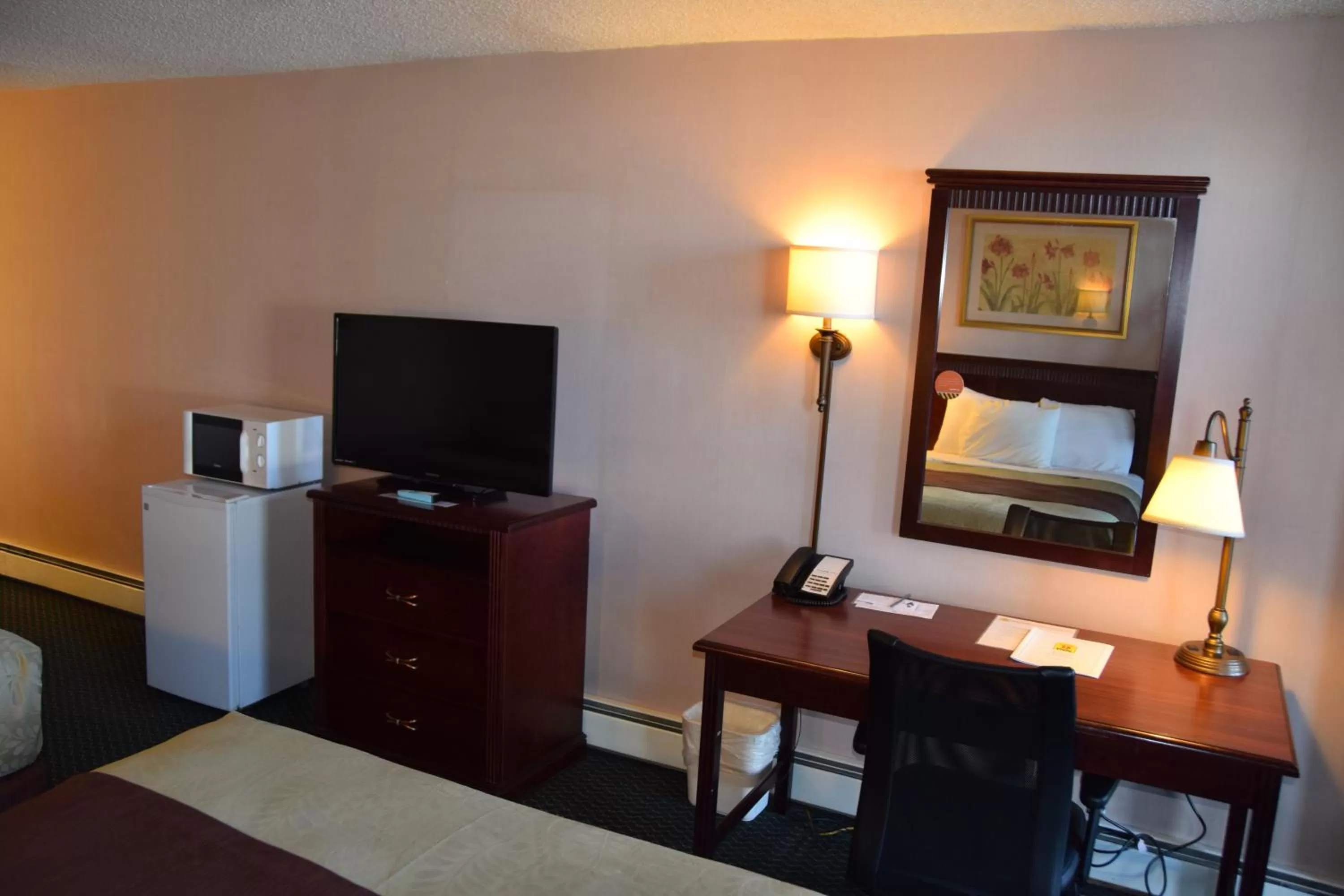 TV and multimedia in National 9 Inn Gillette