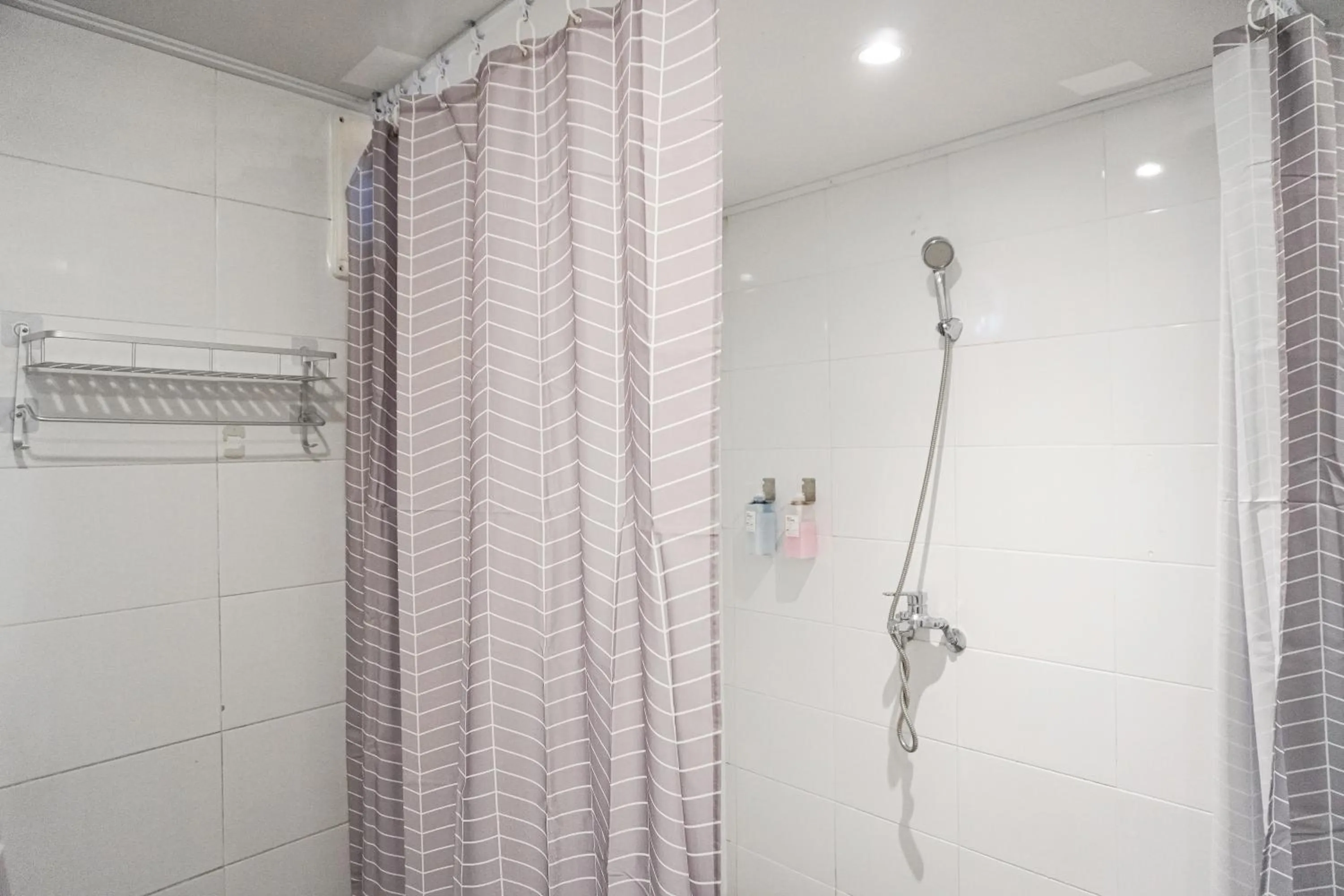 Shower in Dongseongro ZERO guesthouse