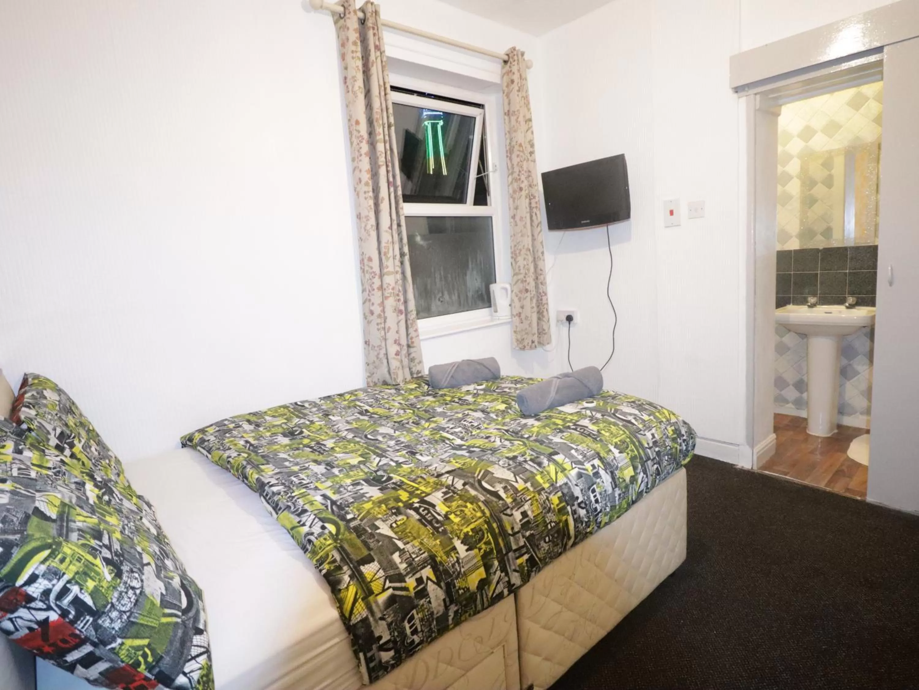 Bedroom, Bed in Blackpool Central Hotel