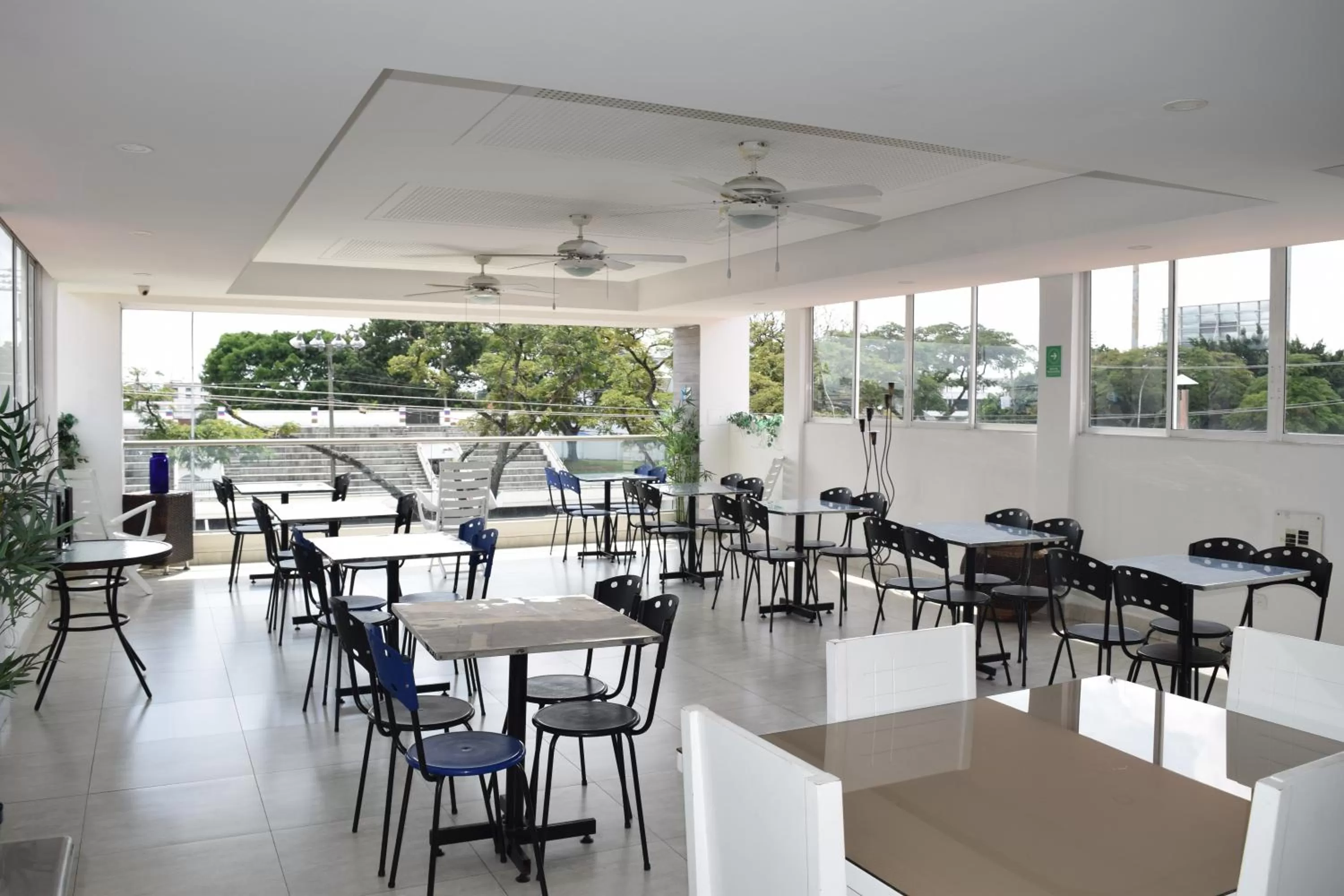 Restaurant/places to eat in Hotel Travelers Sport