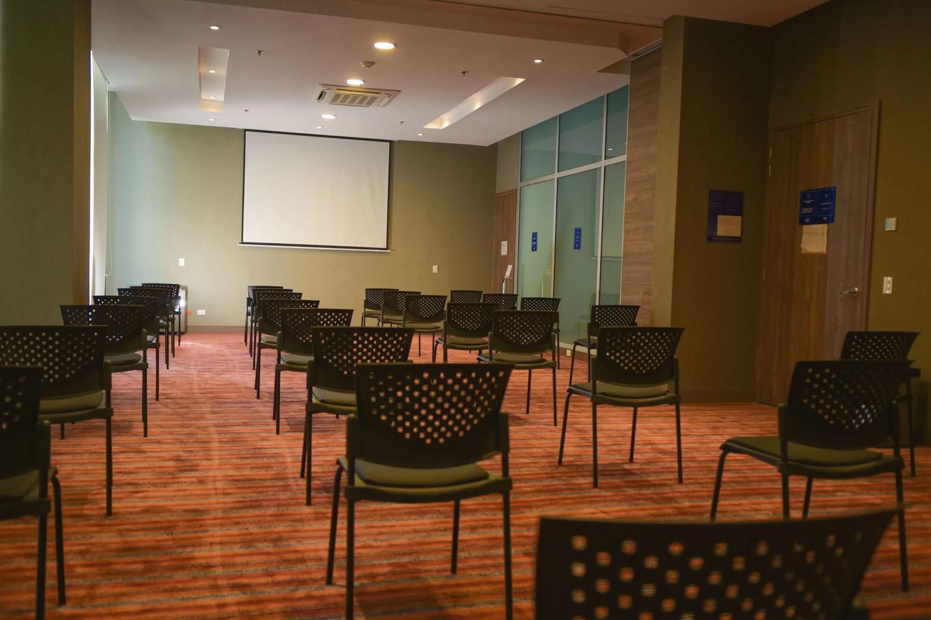 Meeting/conference room in Hampton By Hilton Valledupar