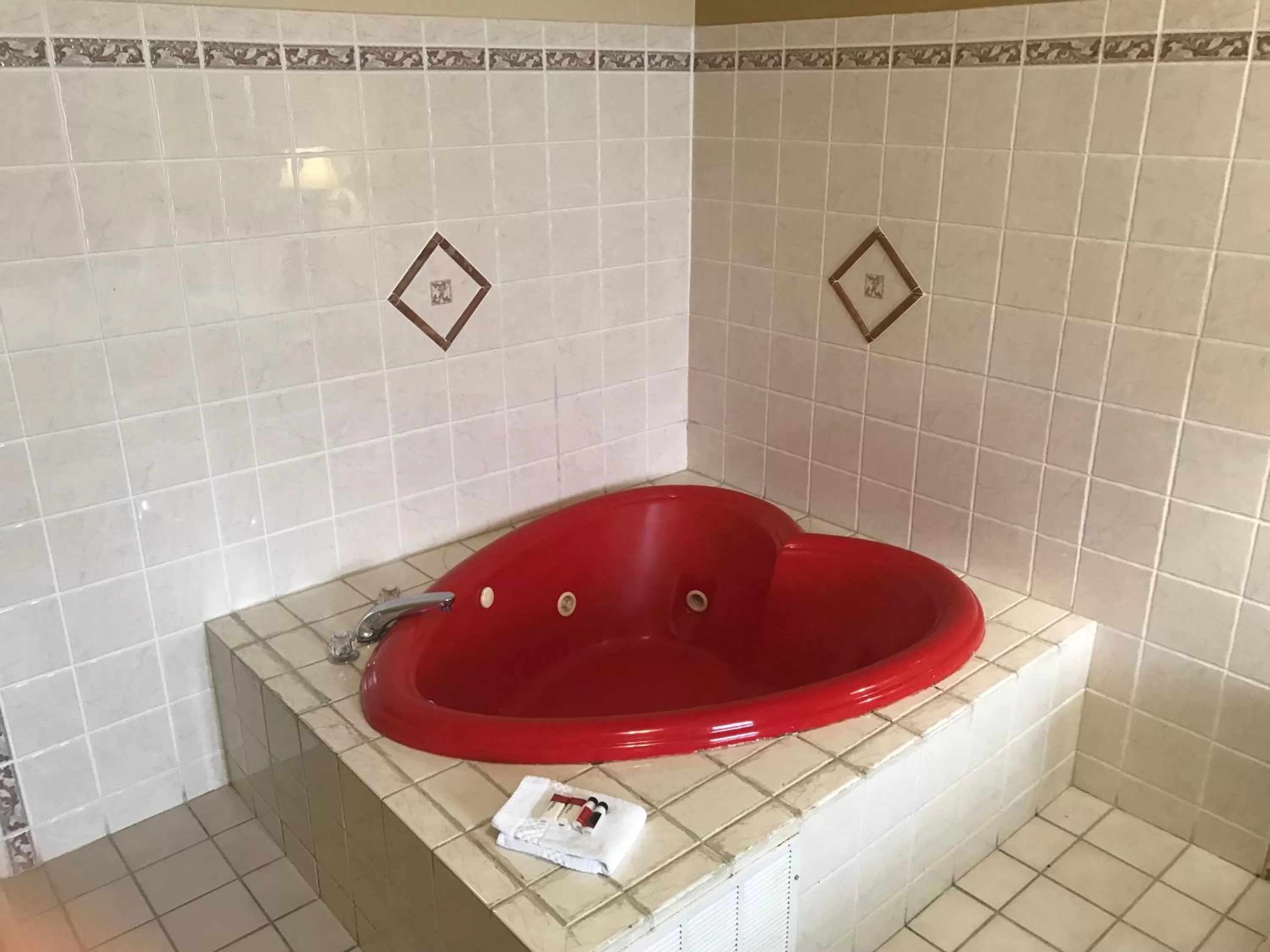 Bathroom in Days Inn & Suites by Wyndham Tucker/Northlake