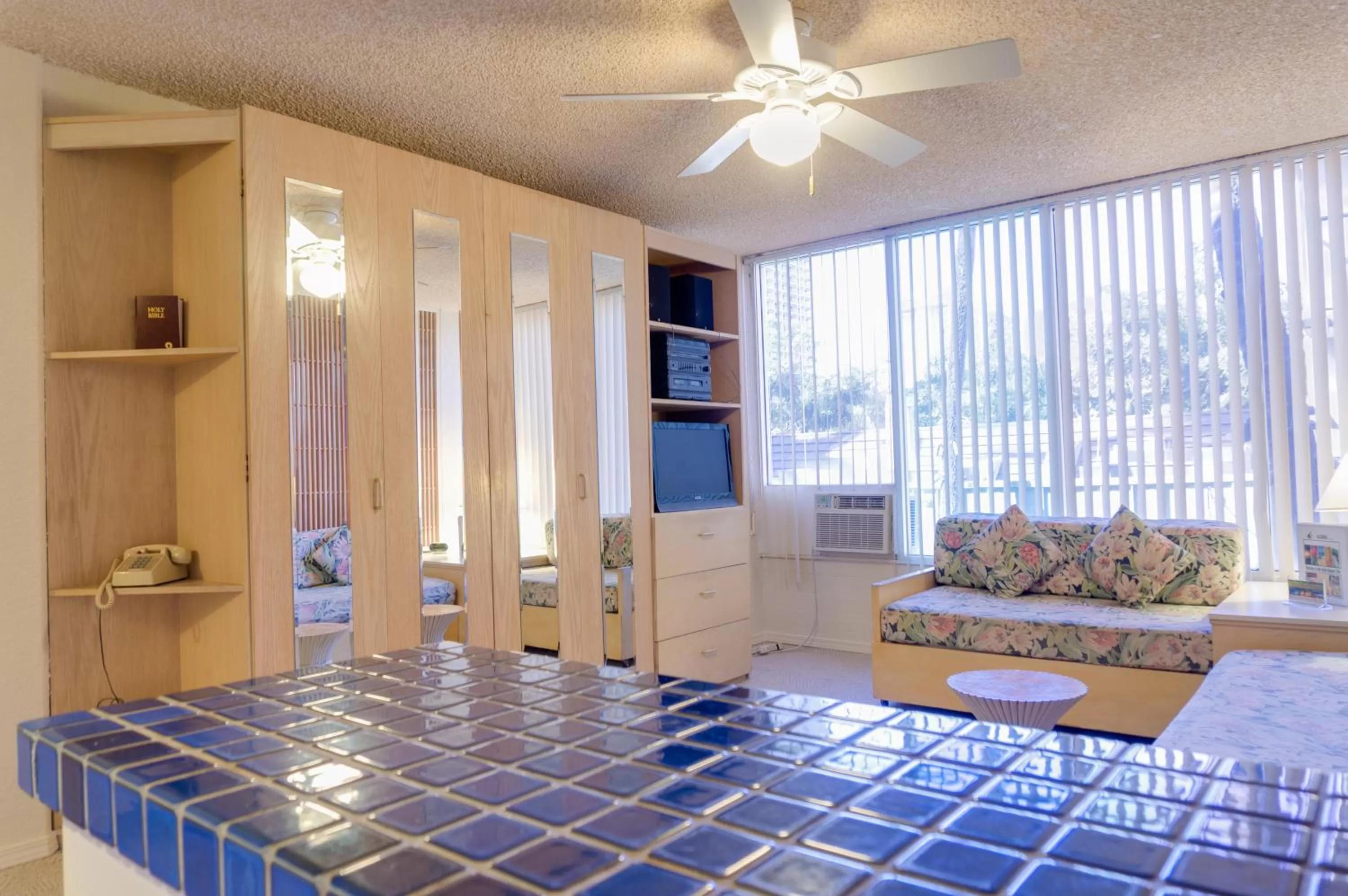 Living room in Kuhio Banyan Hotel (with Kitchenettes)