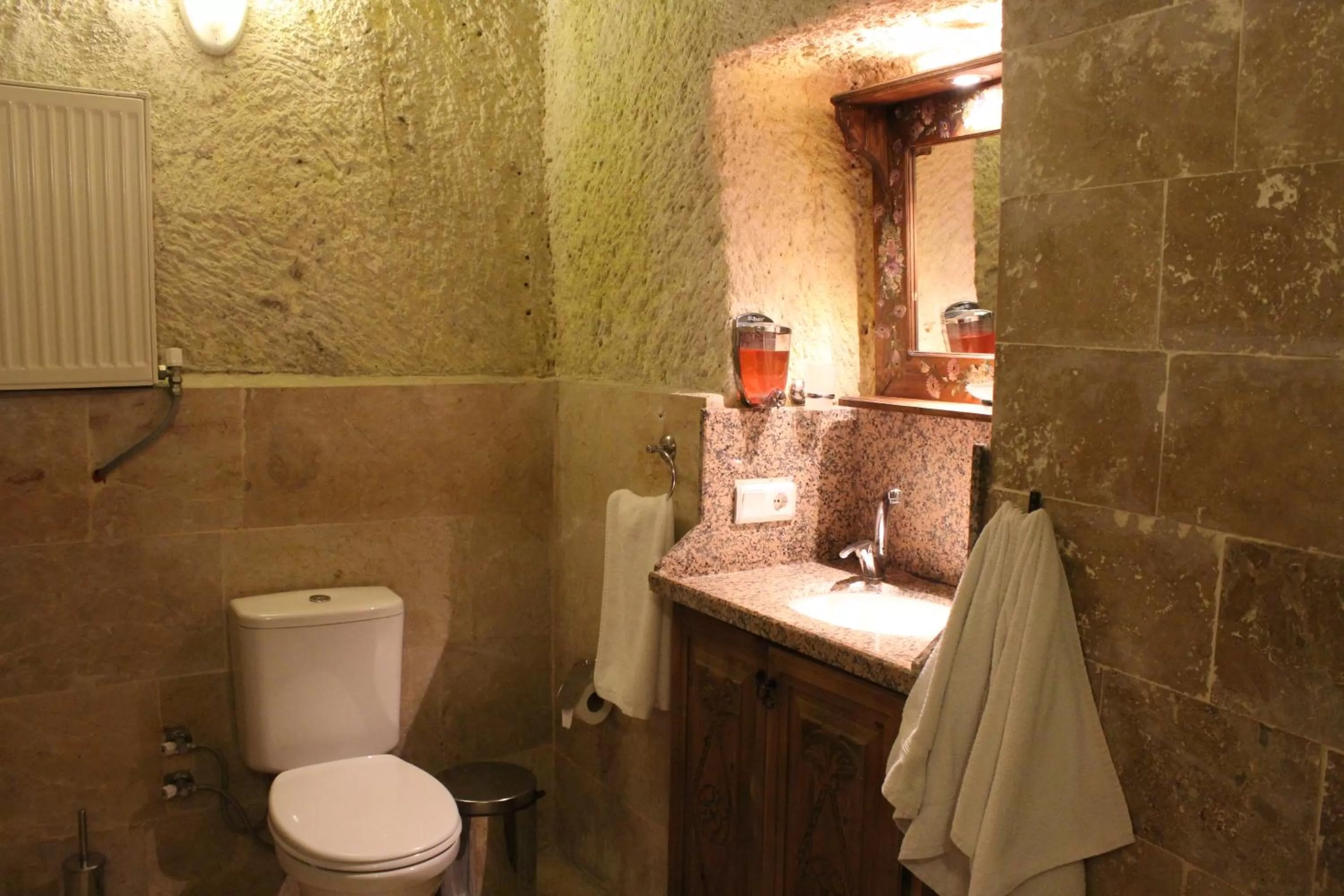 Shower in Kismet Cave House