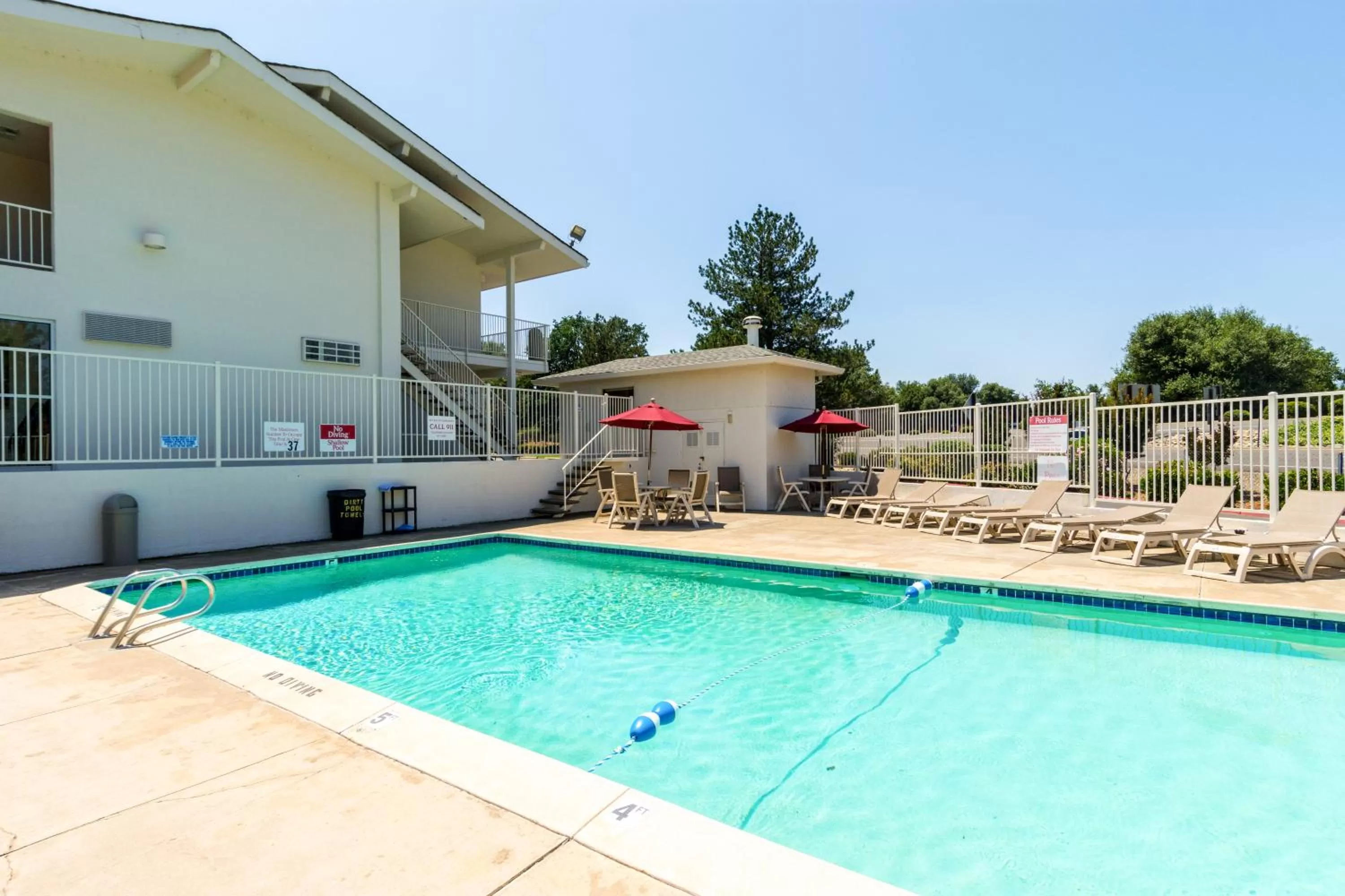 Swimming pool in Motel 6-Redding, CA - Central