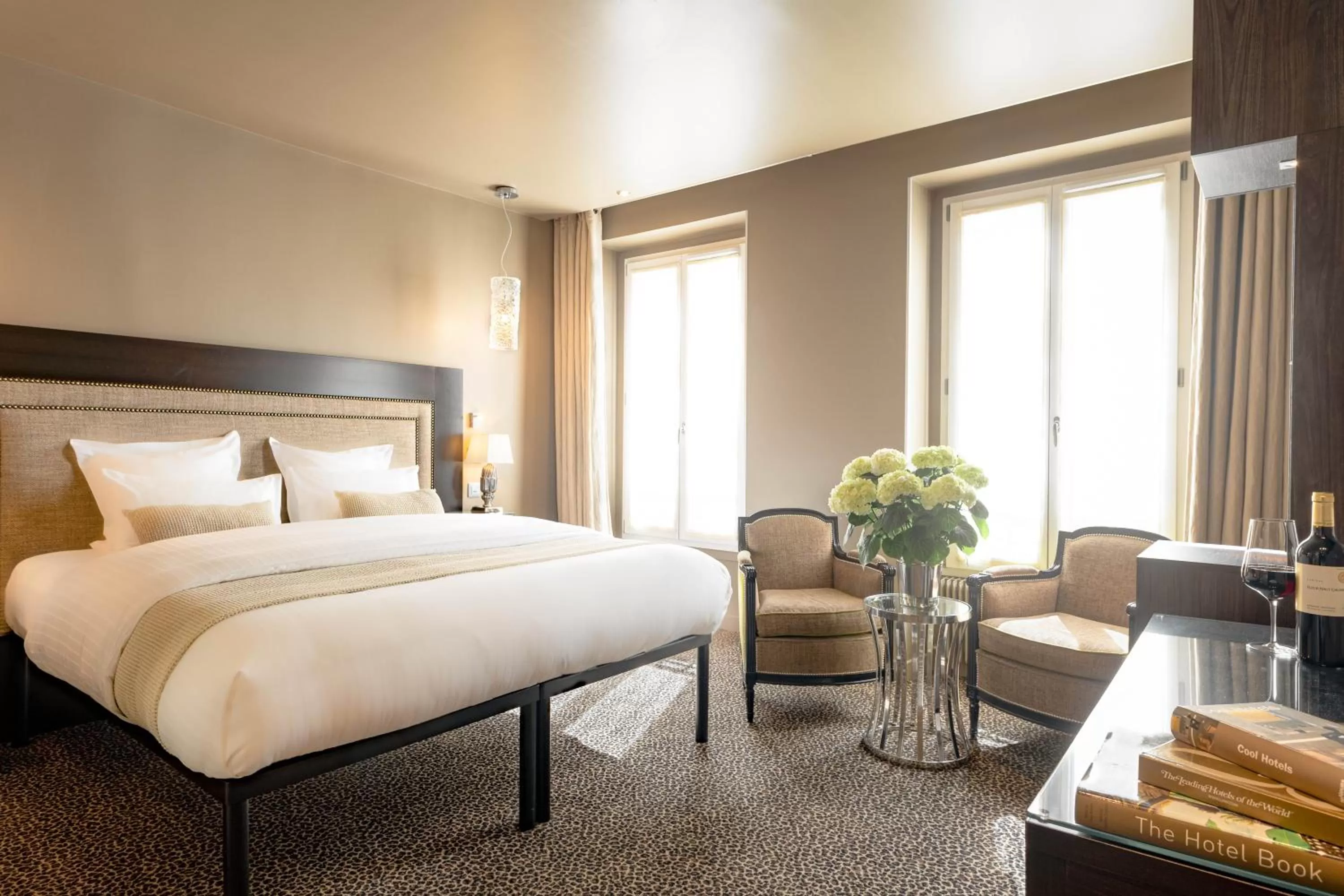 Photo of the whole room, Bed in B Montmartre