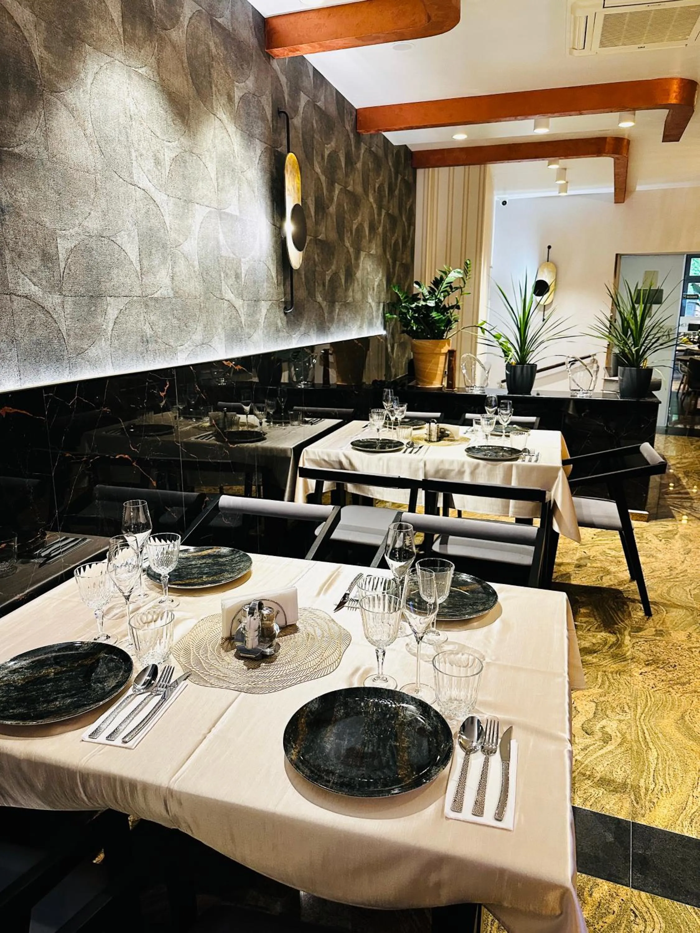 Restaurant/places to eat in Villa & Restaurant Levoslav House
