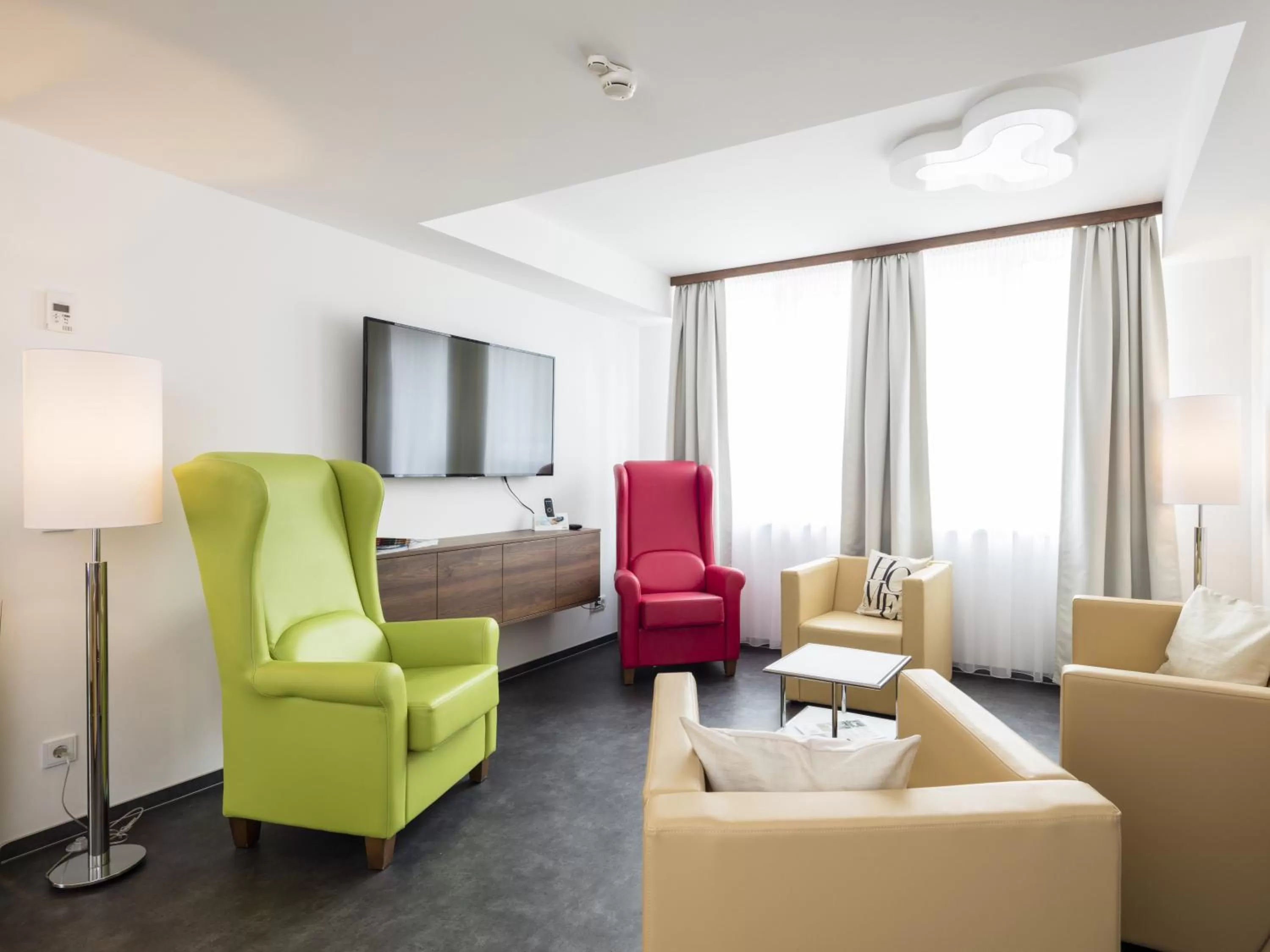 Communal lounge/ TV room in Apart-Hotel FirstBoarding Bayreuth