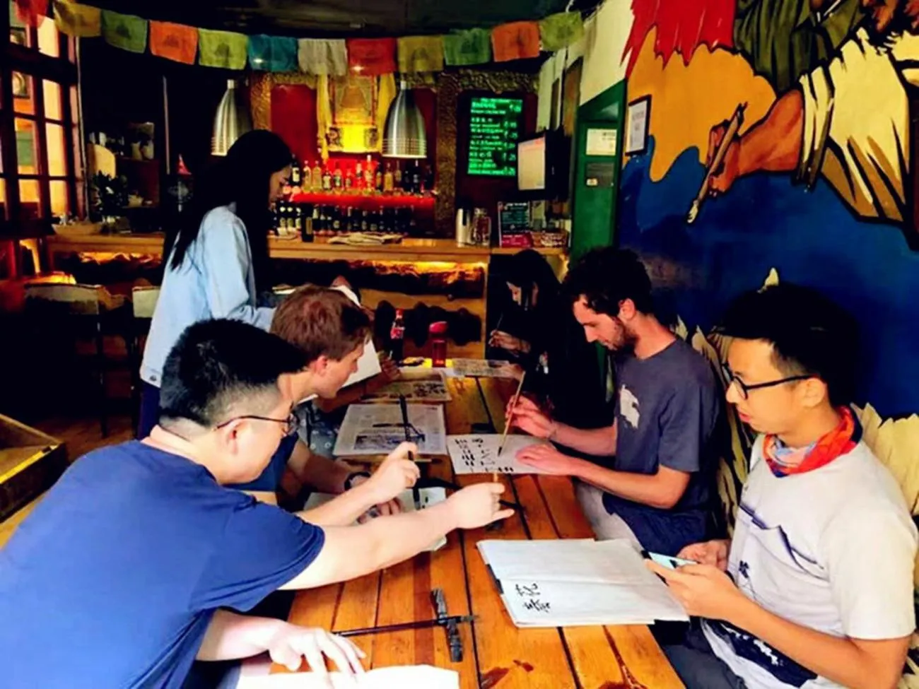 Lounge or bar in The Cloudland International Youth Hostel Close to the city center,15 min walks to the subway, Close to the night market, old street, green lake, English-speaking service, free Activity convenient payment and visa cards are accepted