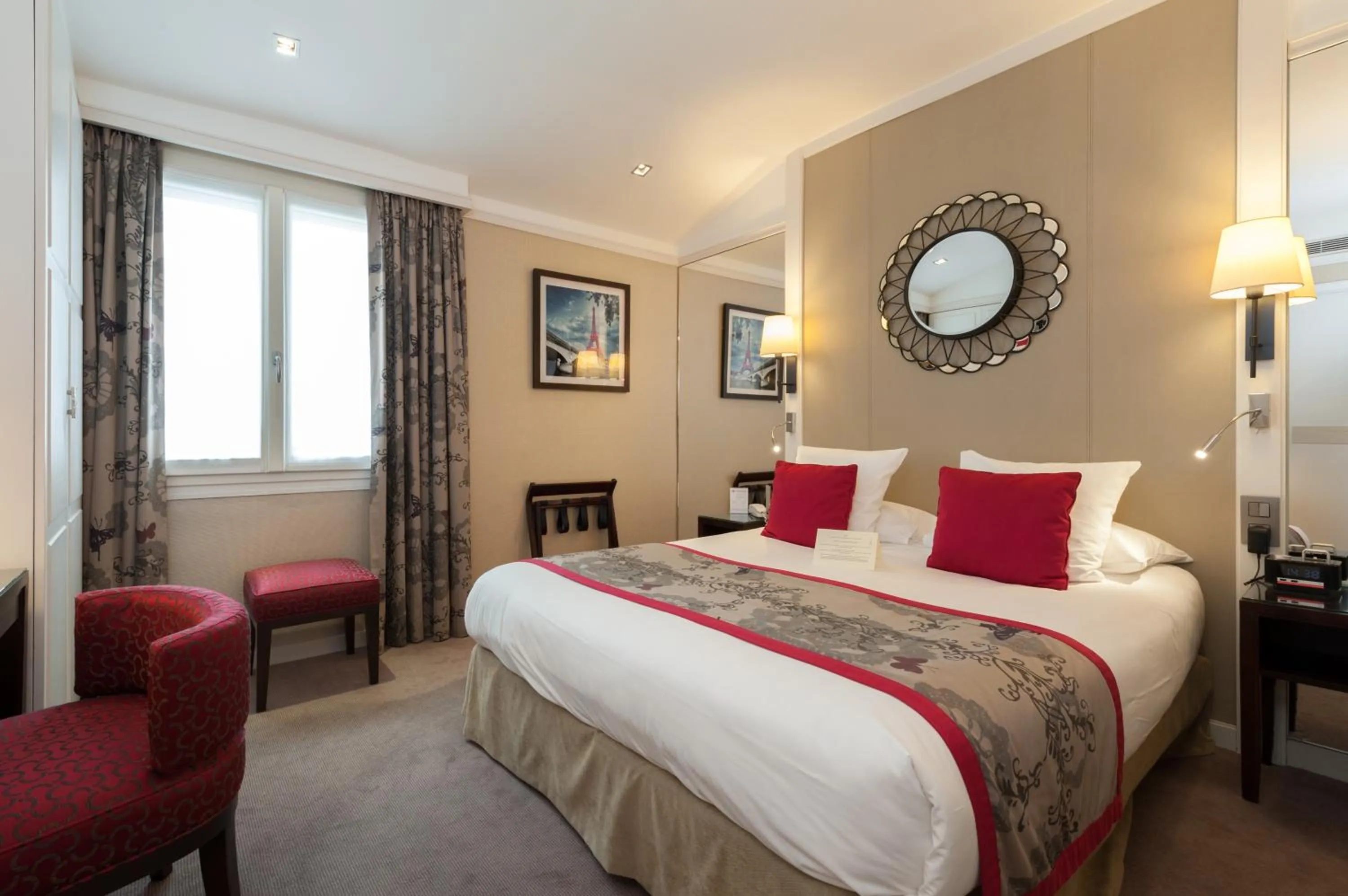 Photo of the whole room, Bed in Best Western Plus Hotel Sydney Opera