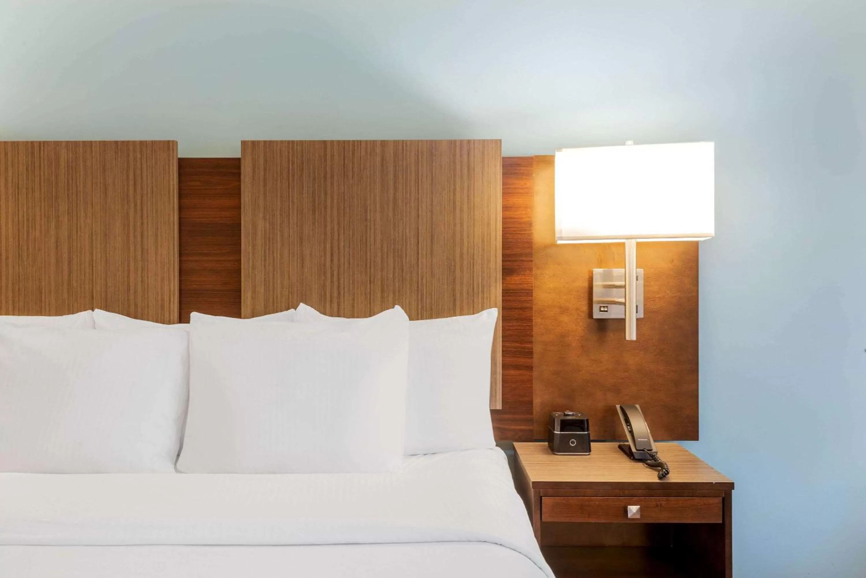 Photo of the whole room, Bed in La Quinta by Wyndham Aberdeen-APG