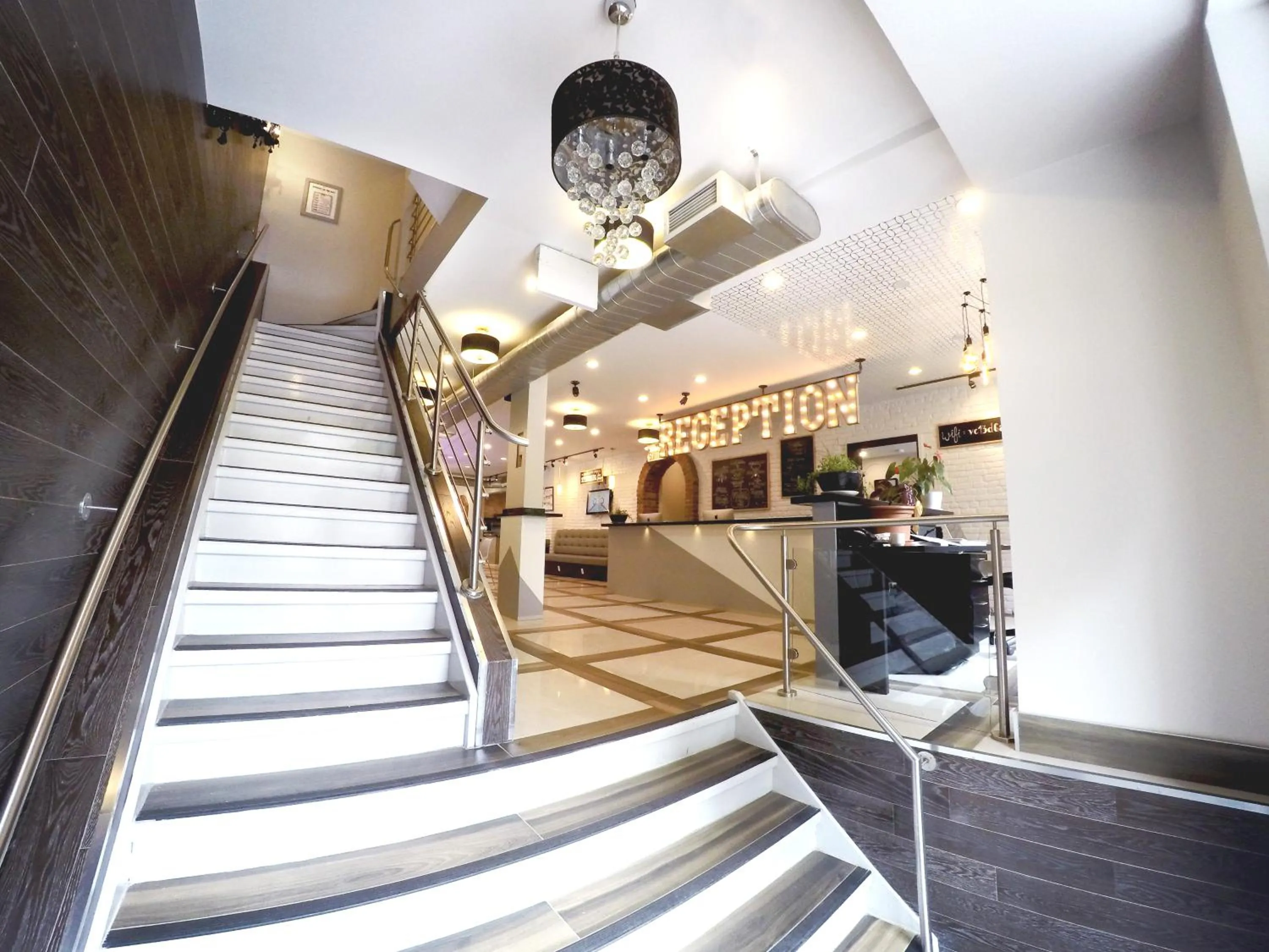 Lobby or reception in M Montreal Hostel