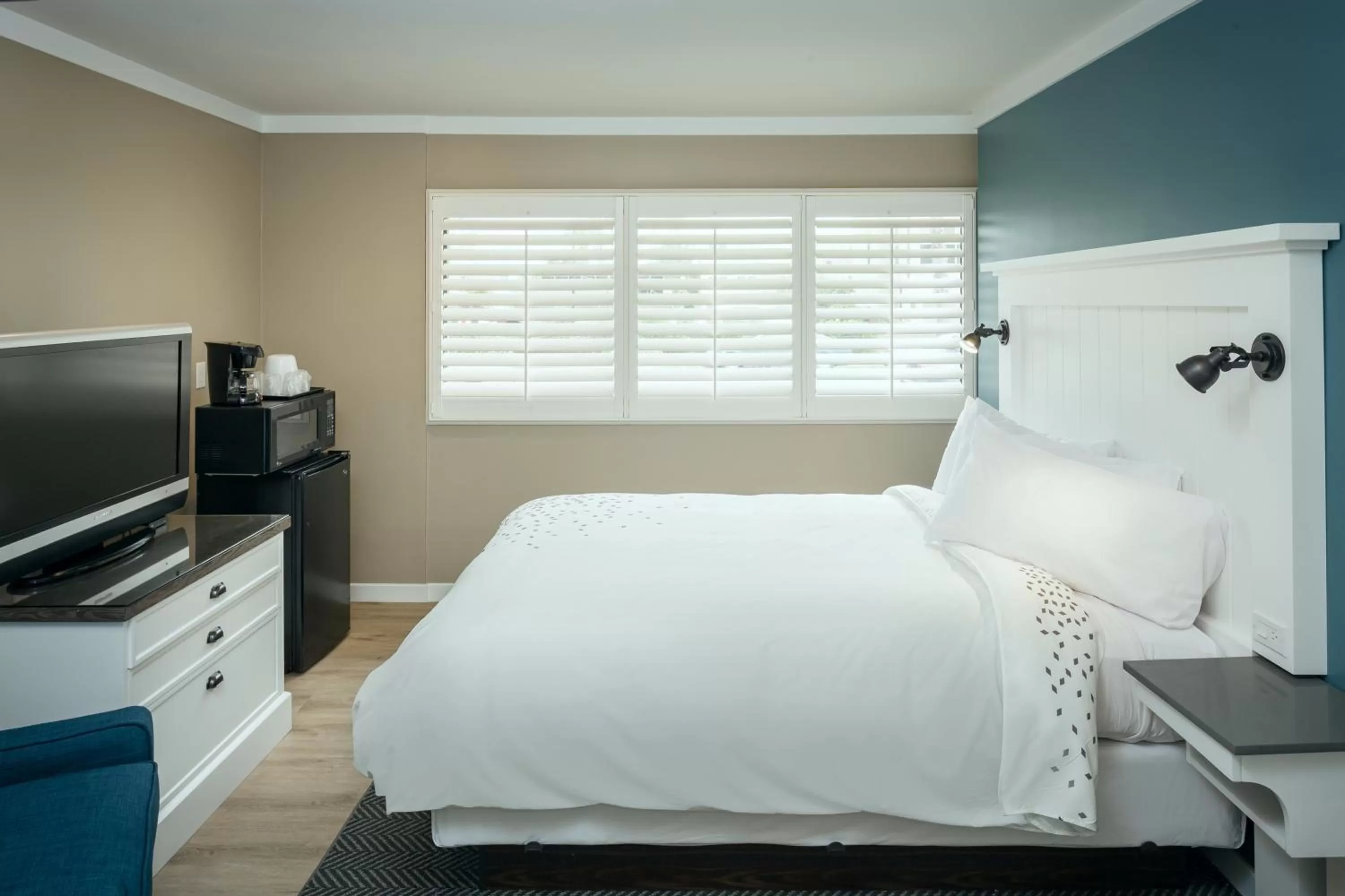 Bedroom, Bed in Pacific Shores Inn