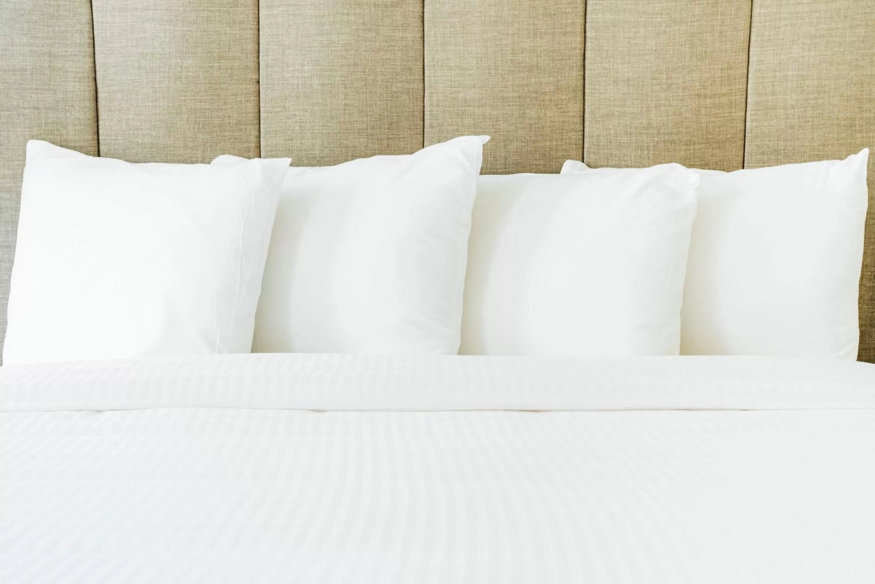 Bed in The Belmont Shore Inn