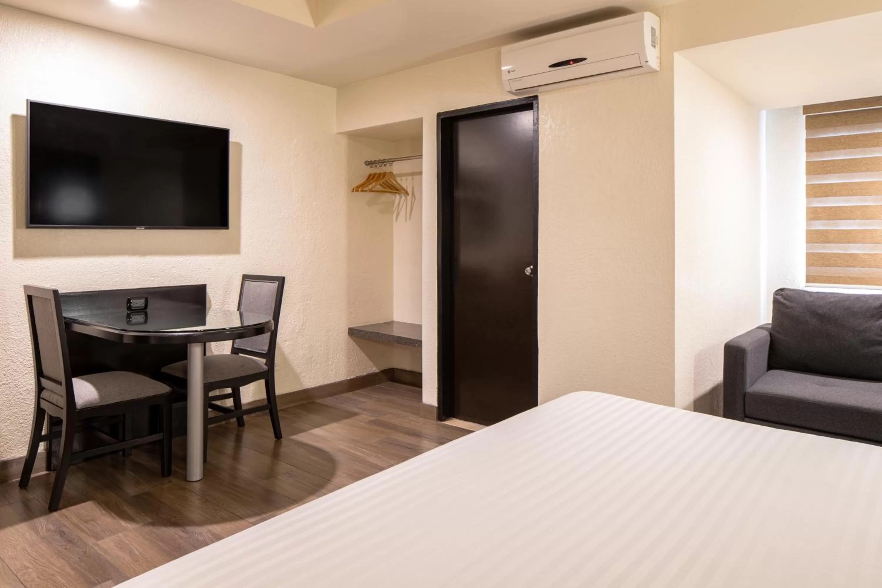 Communal lounge/ TV room, Bed in Hotel Astor Tijuana