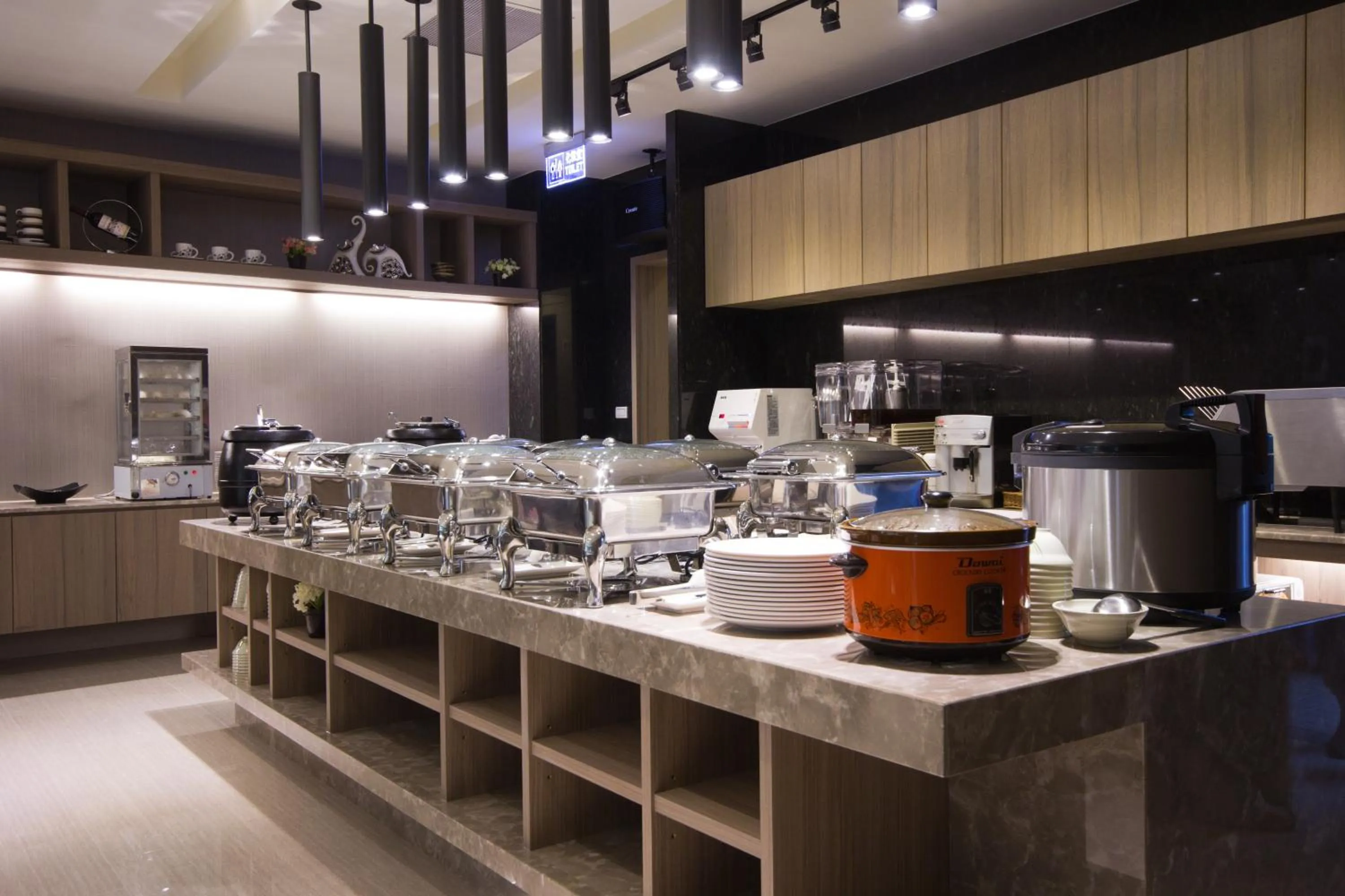 Restaurant/places to eat in Royal Guest Hotel