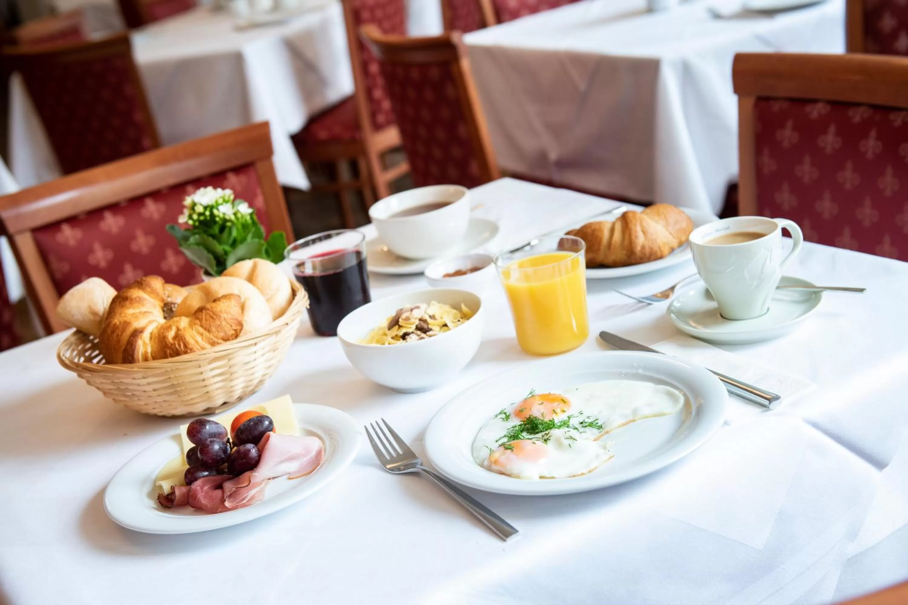 Buffet breakfast in Parkhotel zur Klause