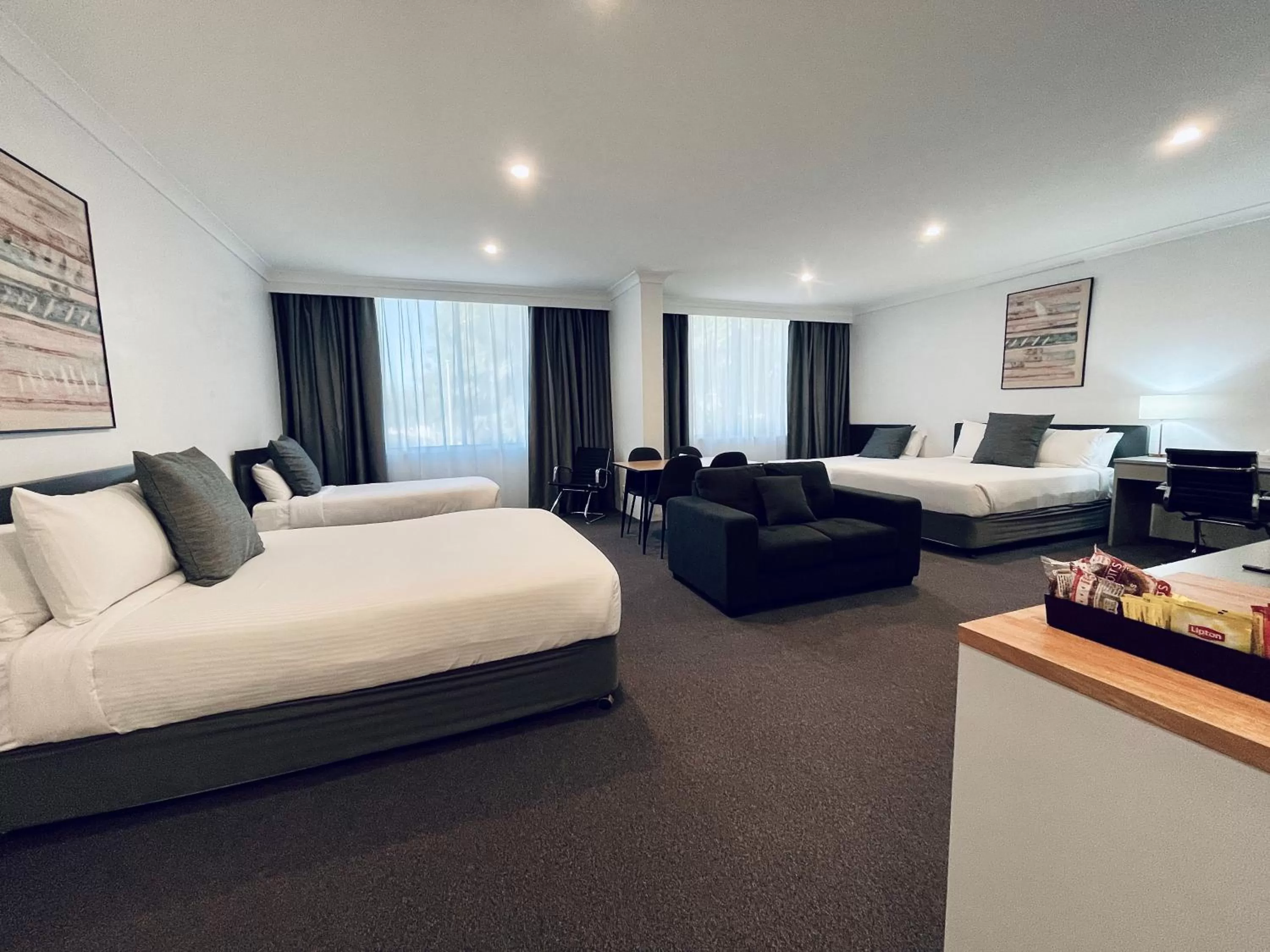 Seating area, Bed in The Select Inn Penrith