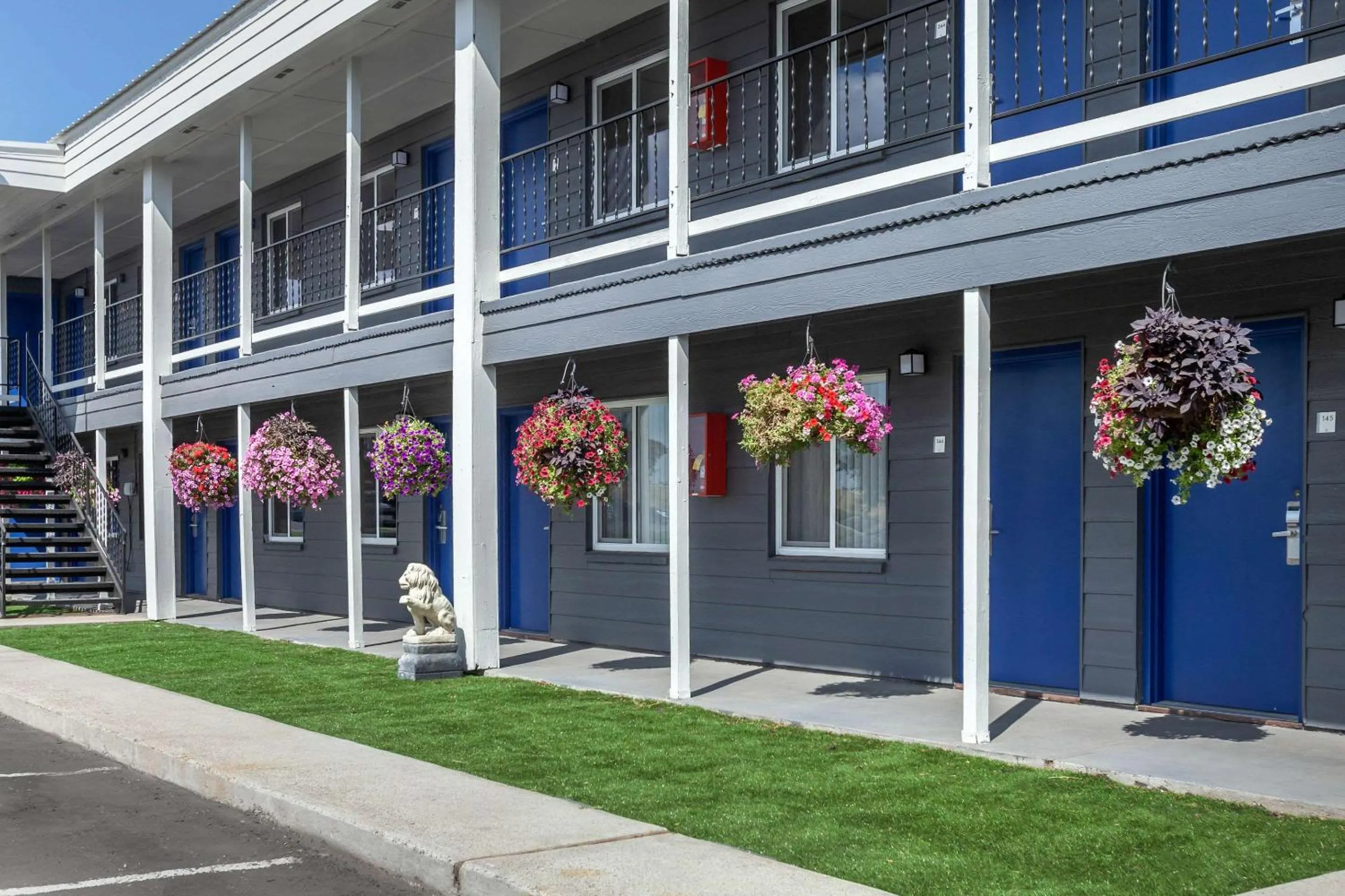 Property building in Rodeway Inn & Suites Ontario