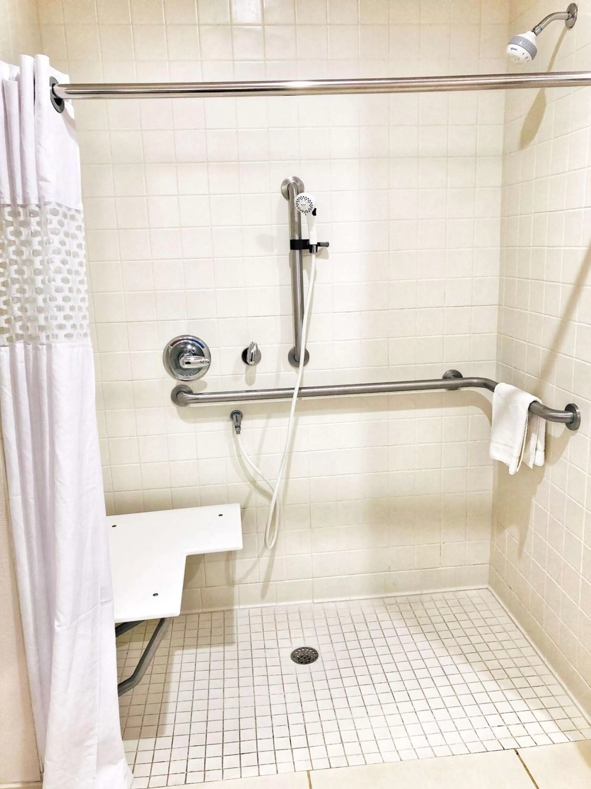 Bathroom in Hampton Inn Augusta Fort Eisenhower