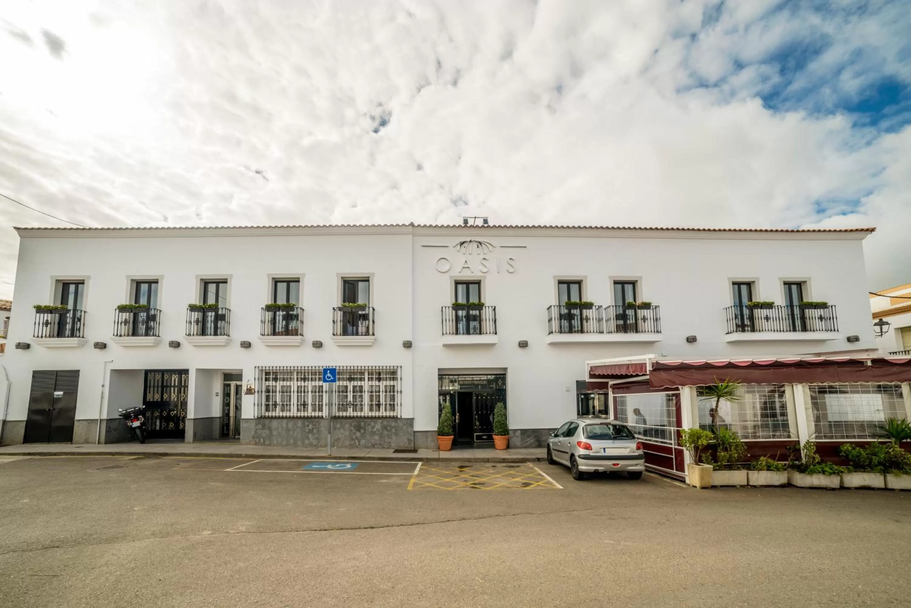 Facade/entrance, Property Building in Hotel Oasis Familiar