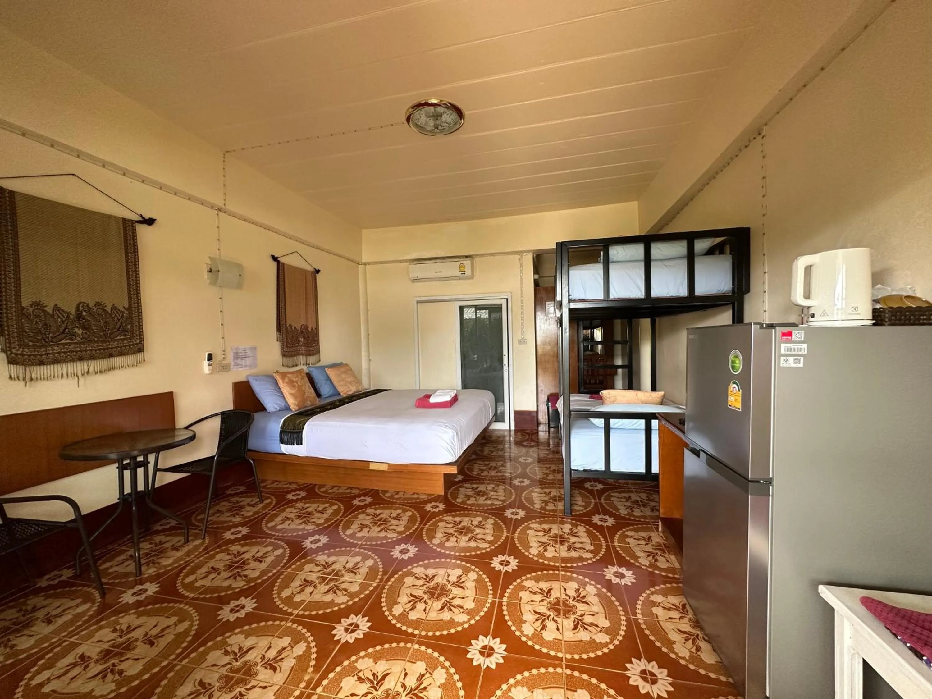 Photo of the whole room, Bed in Lanta Garden Home