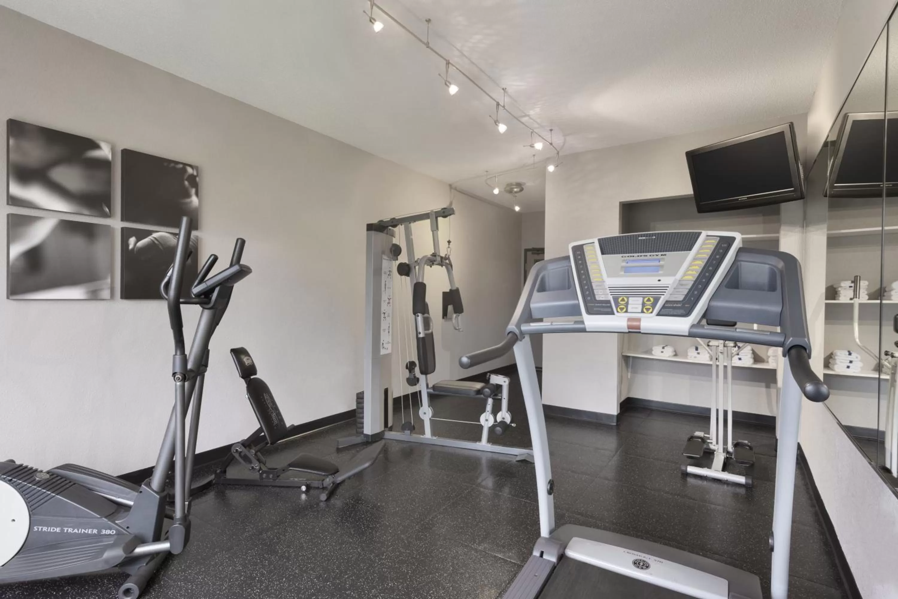 Fitness centre/facilities in Country Inn & Suites by Radisson, Minneapolis-Shakopee