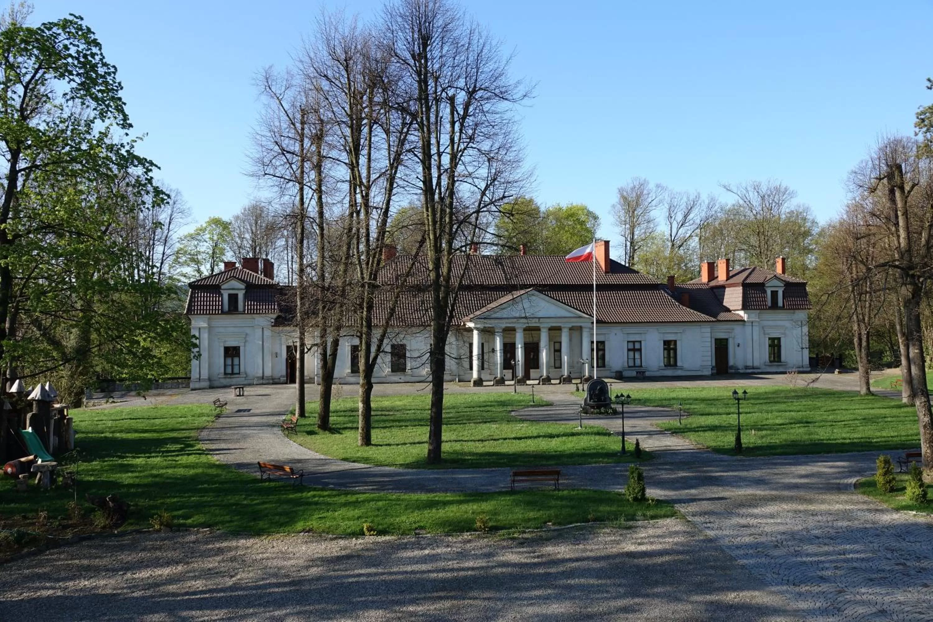 Property building in Gościniec Dworski w Ropie - Pokoje gościnne
