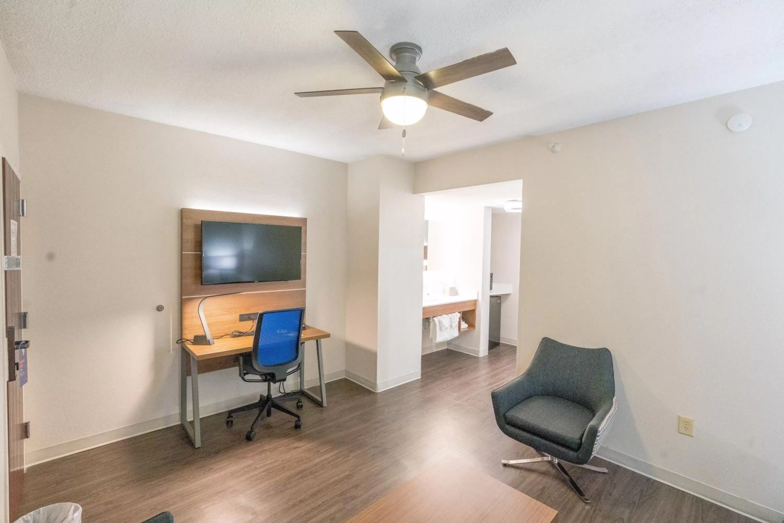 Photo of the whole room in Holiday Inn Express Hotel & Suites Nashville Brentwood 65S