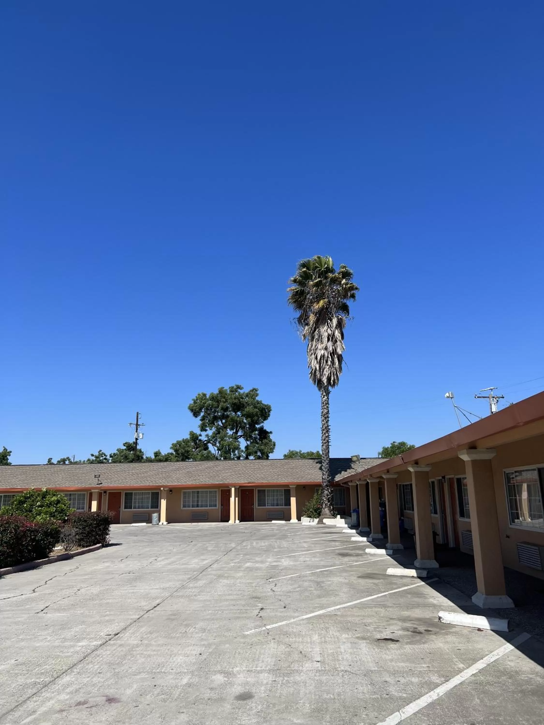 Property building in Travel Inn Gilroy