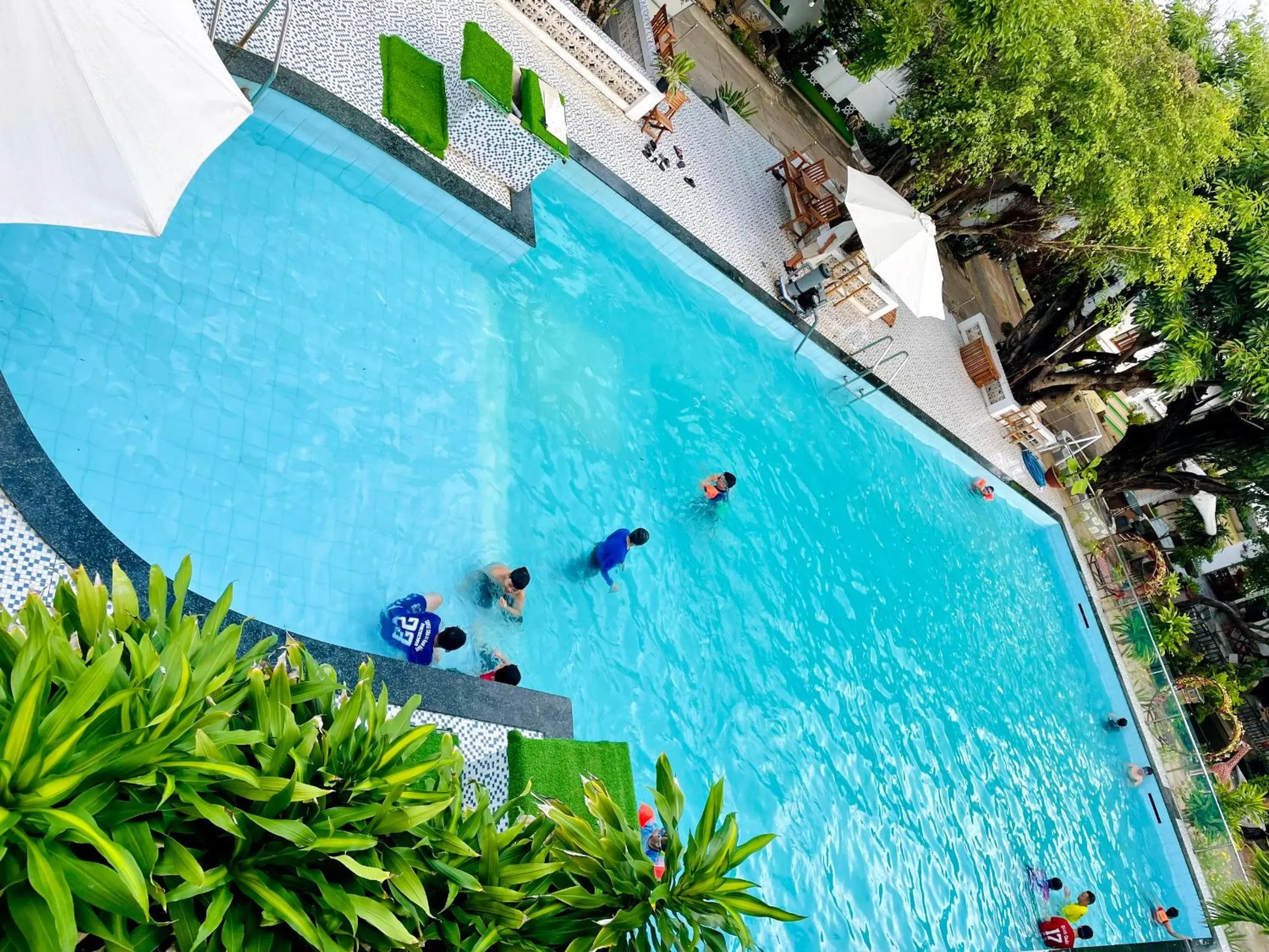 Swimming pool in Caroline Resort
