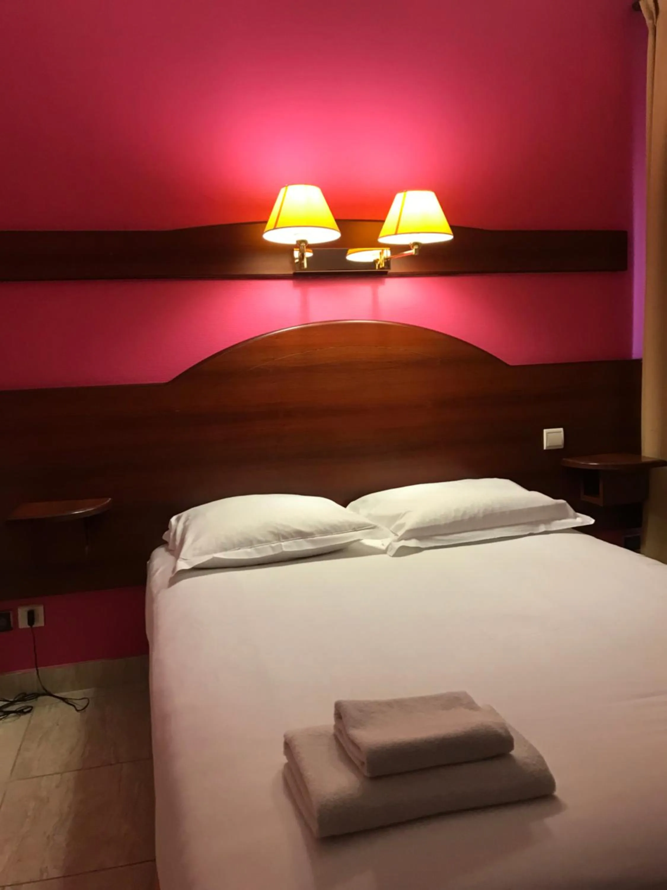 Bed in Hotel Couleurs Sud Centre-ville Gare Charleville-Mézières