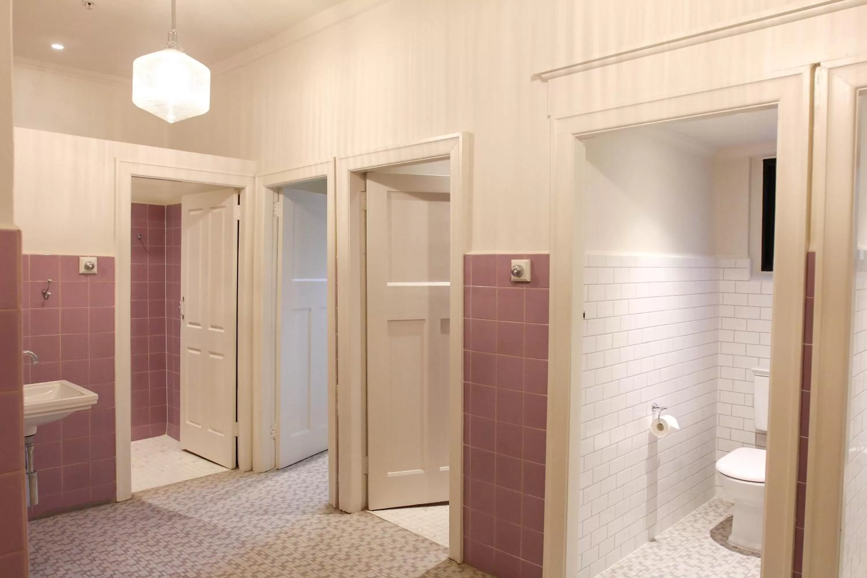 Alpine Hotel, Eat Drink Sleep