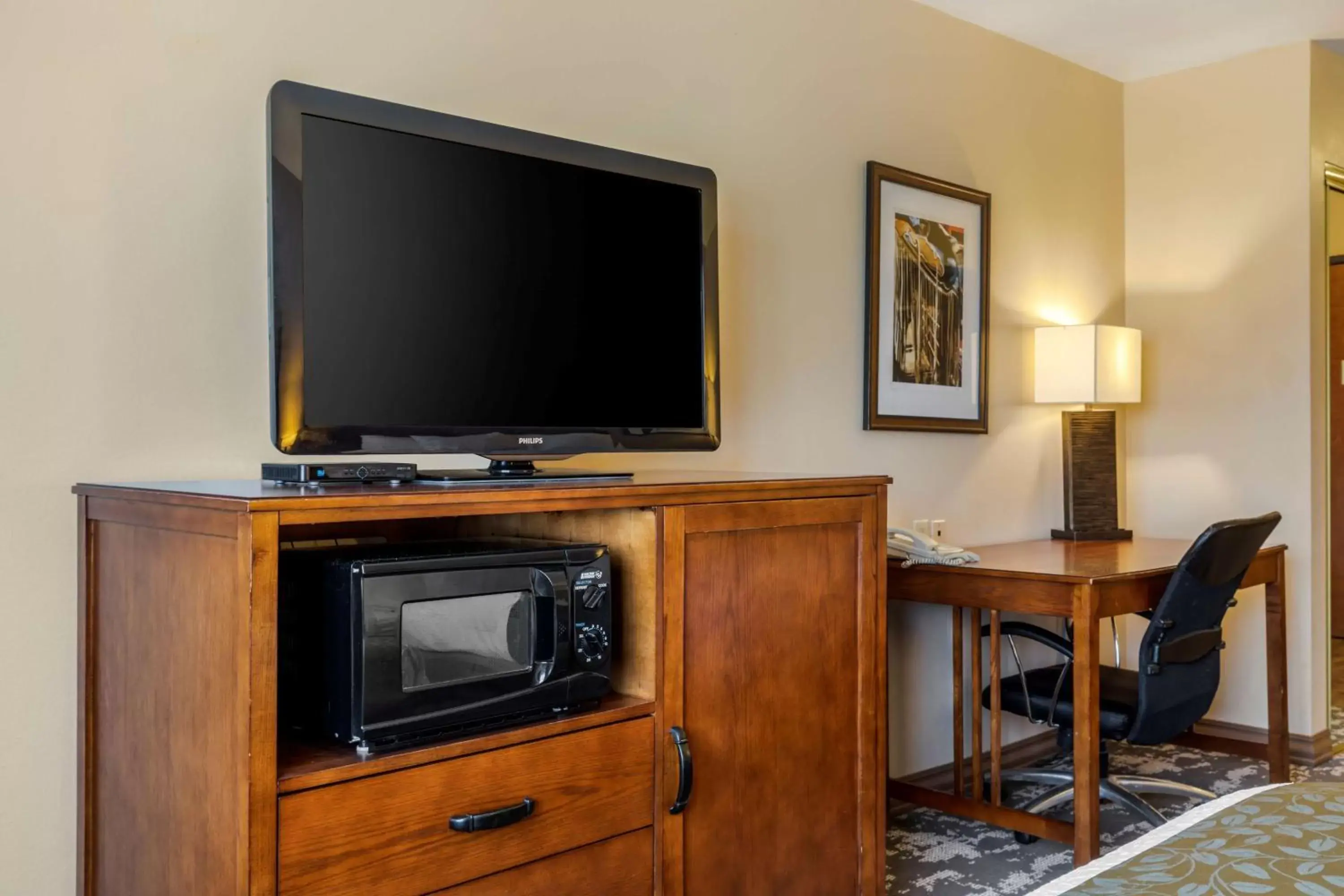 Queen Room with Two Queen Beds and Roll-In Shower - Mobility Access/Communication Assistance/Non-Smoking in Best Western Plus Red River Inn Queen Room with Two Queen Beds and Roll-In Shower - Mobility Access/Communication Assistance/Non-Smoking in Best Western Plus Red River Inn