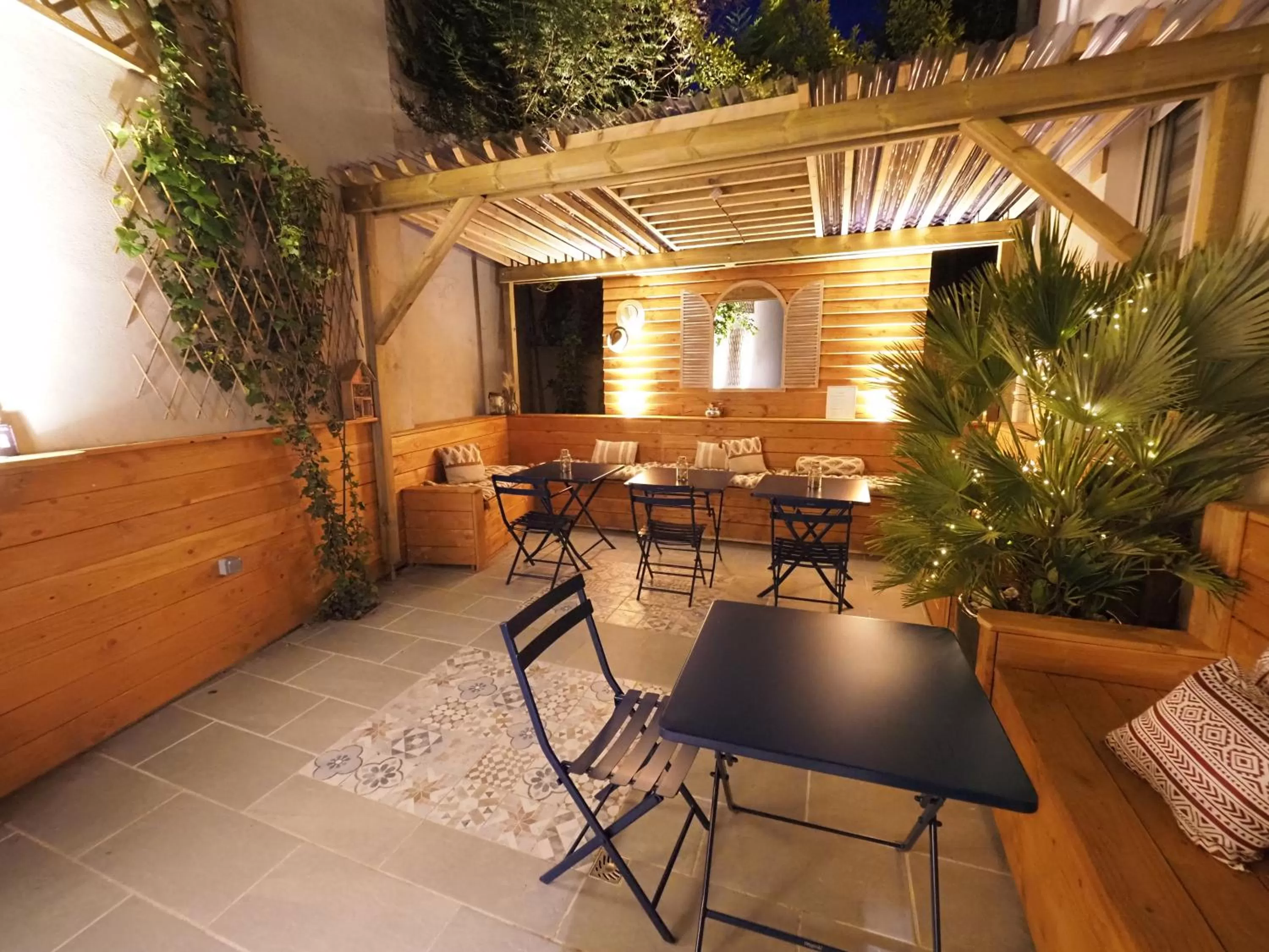 Patio in Hôtel Le Biarritz - Vichy