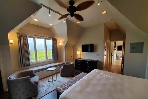 Bed in Geyserville Inn