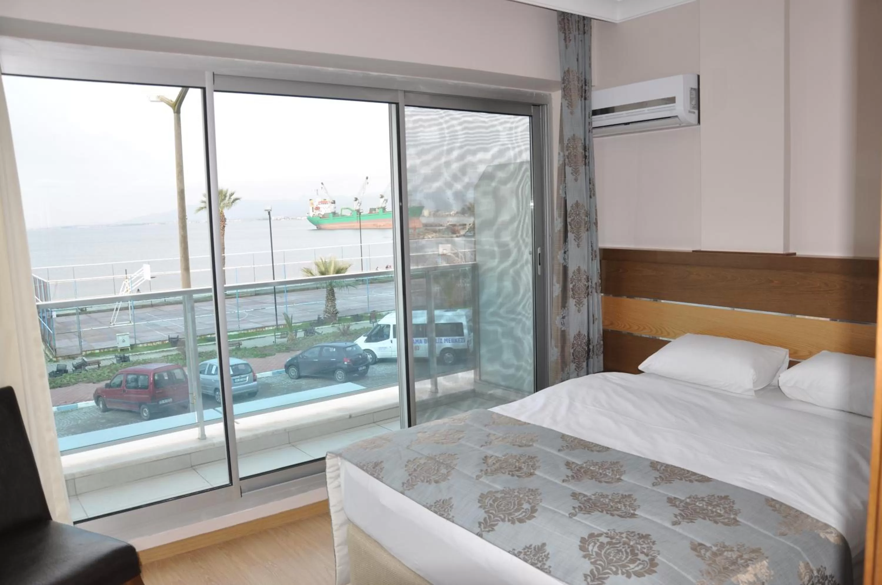 Day, Bed in Perla Hotel