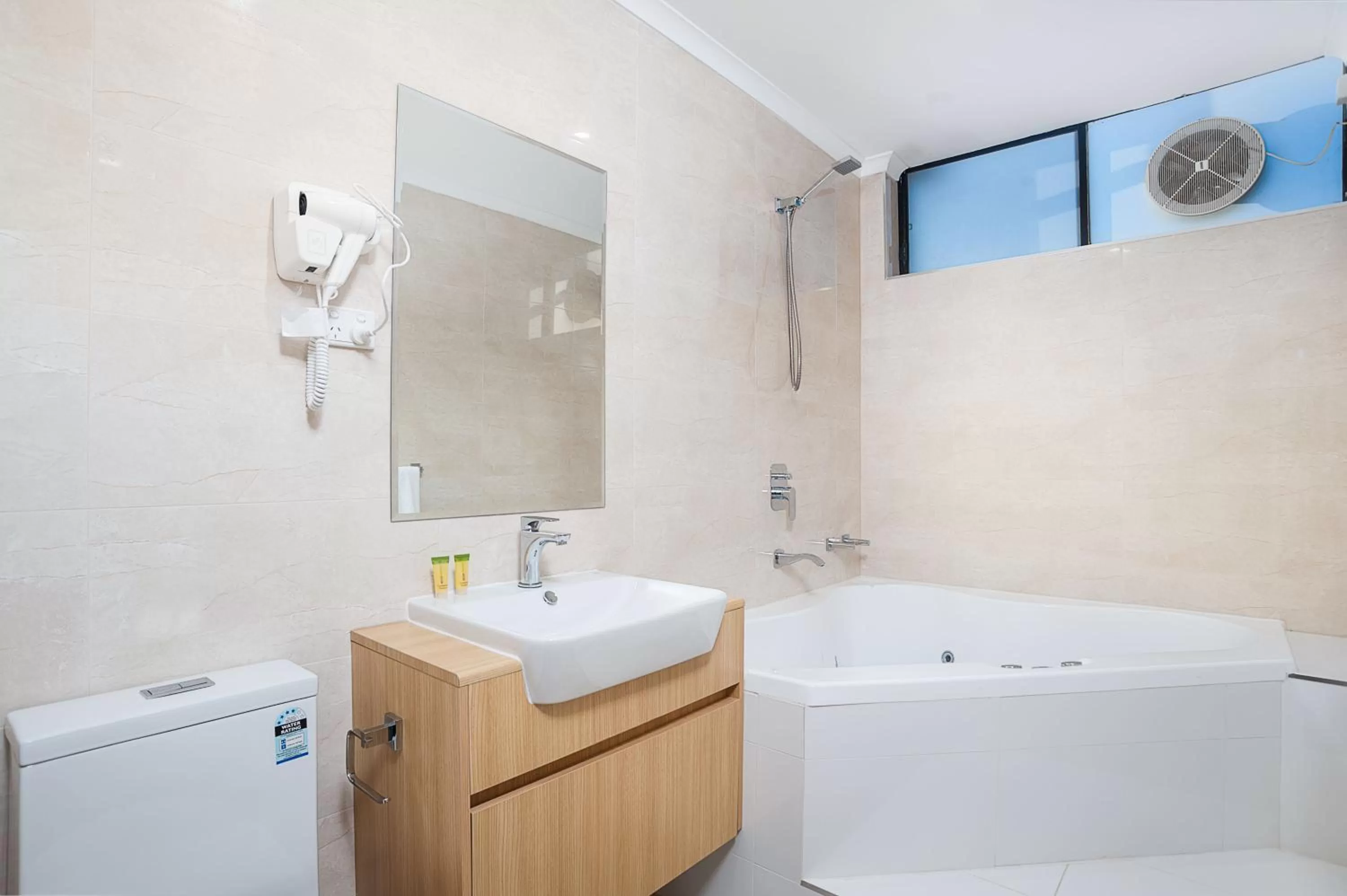 Bathroom in Mahoneys Motor Inn