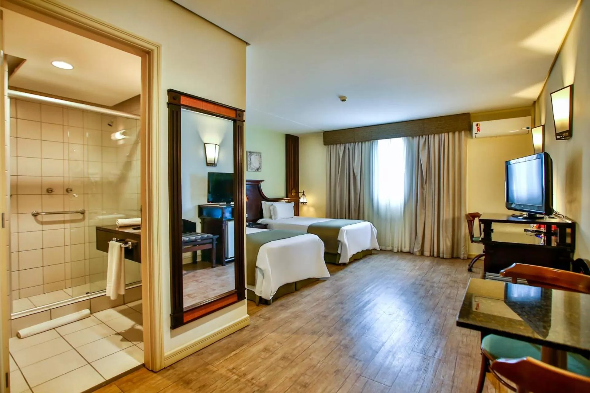 Photo of the whole room, Bed in Transamerica Executive Curitiba Batel