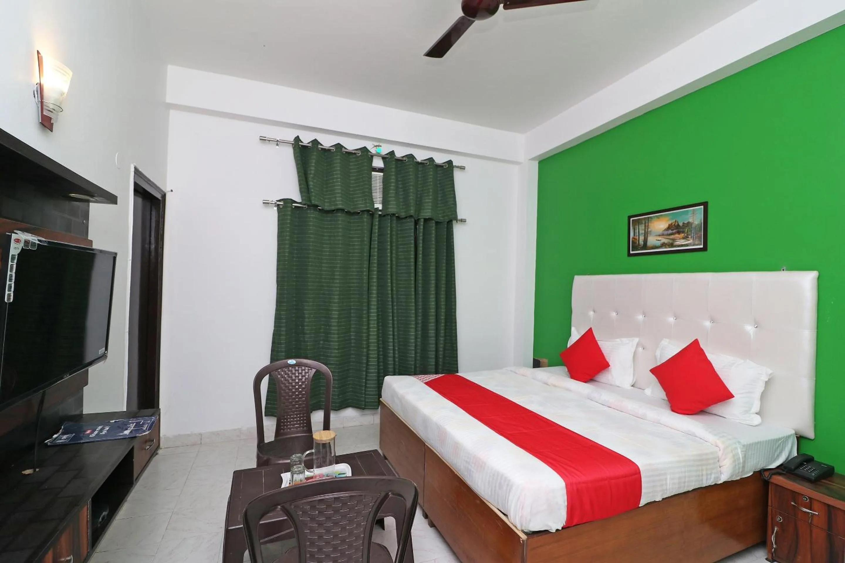 Bedroom in OYO Ooak Hotel