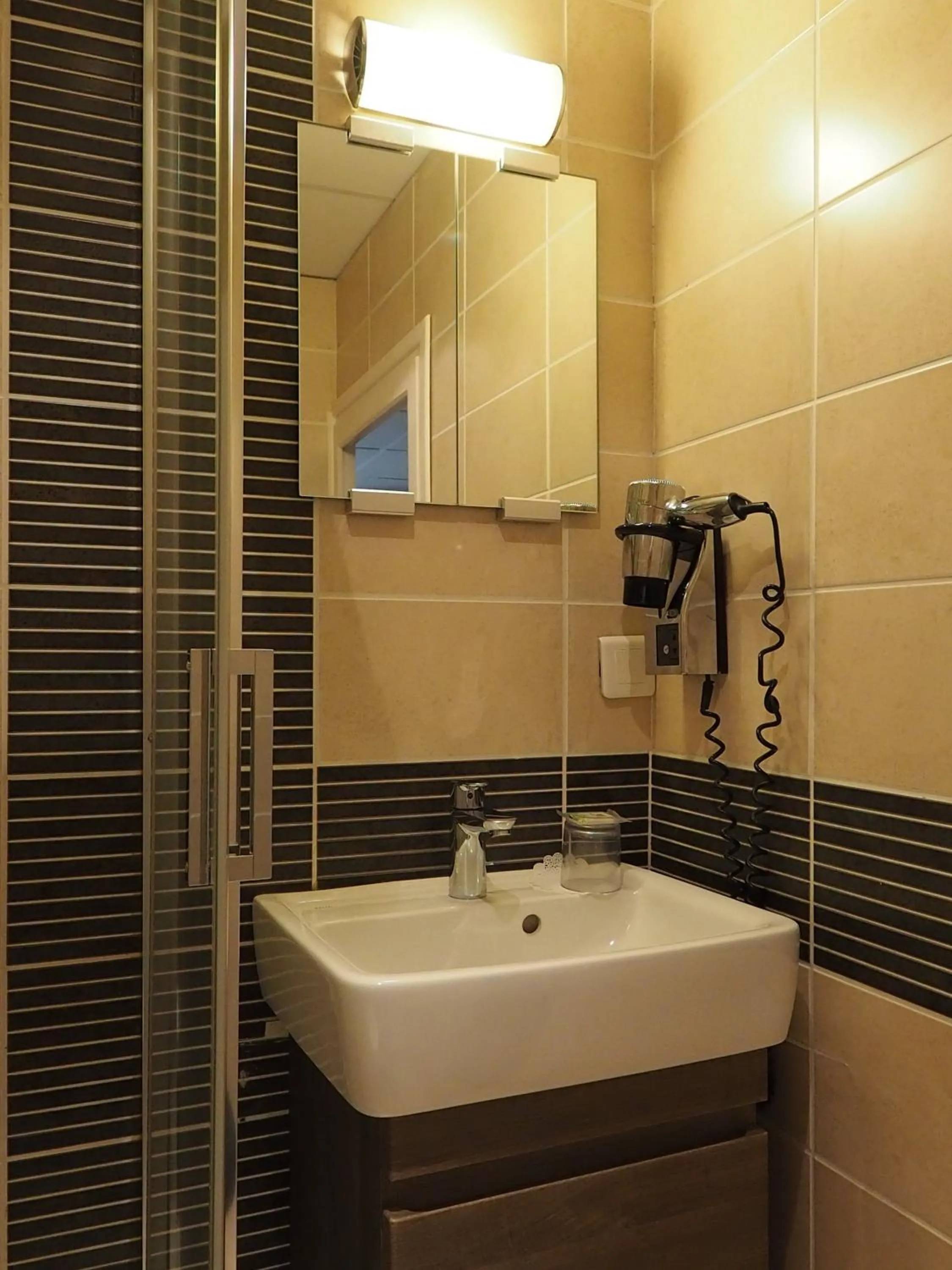 Bathroom in Hôtel du Dauphin