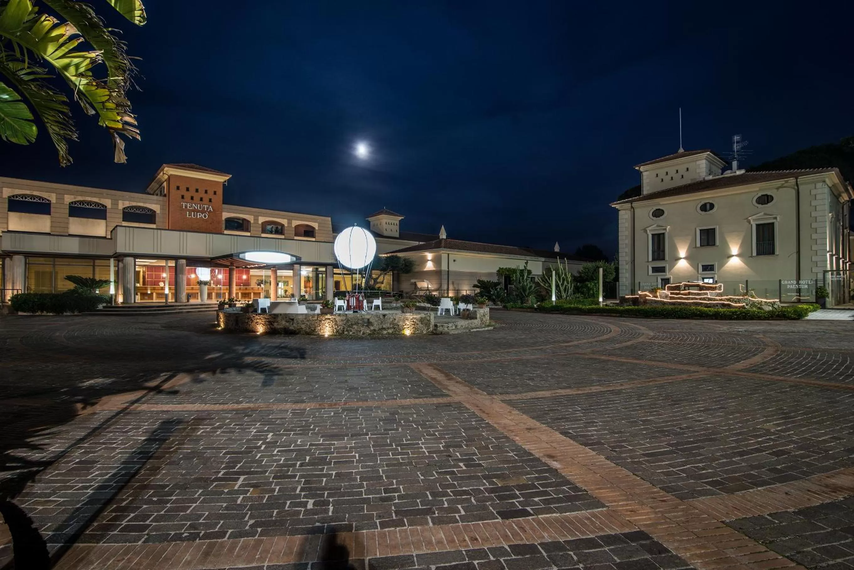 Facade/entrance in Grand Hotel Paestum