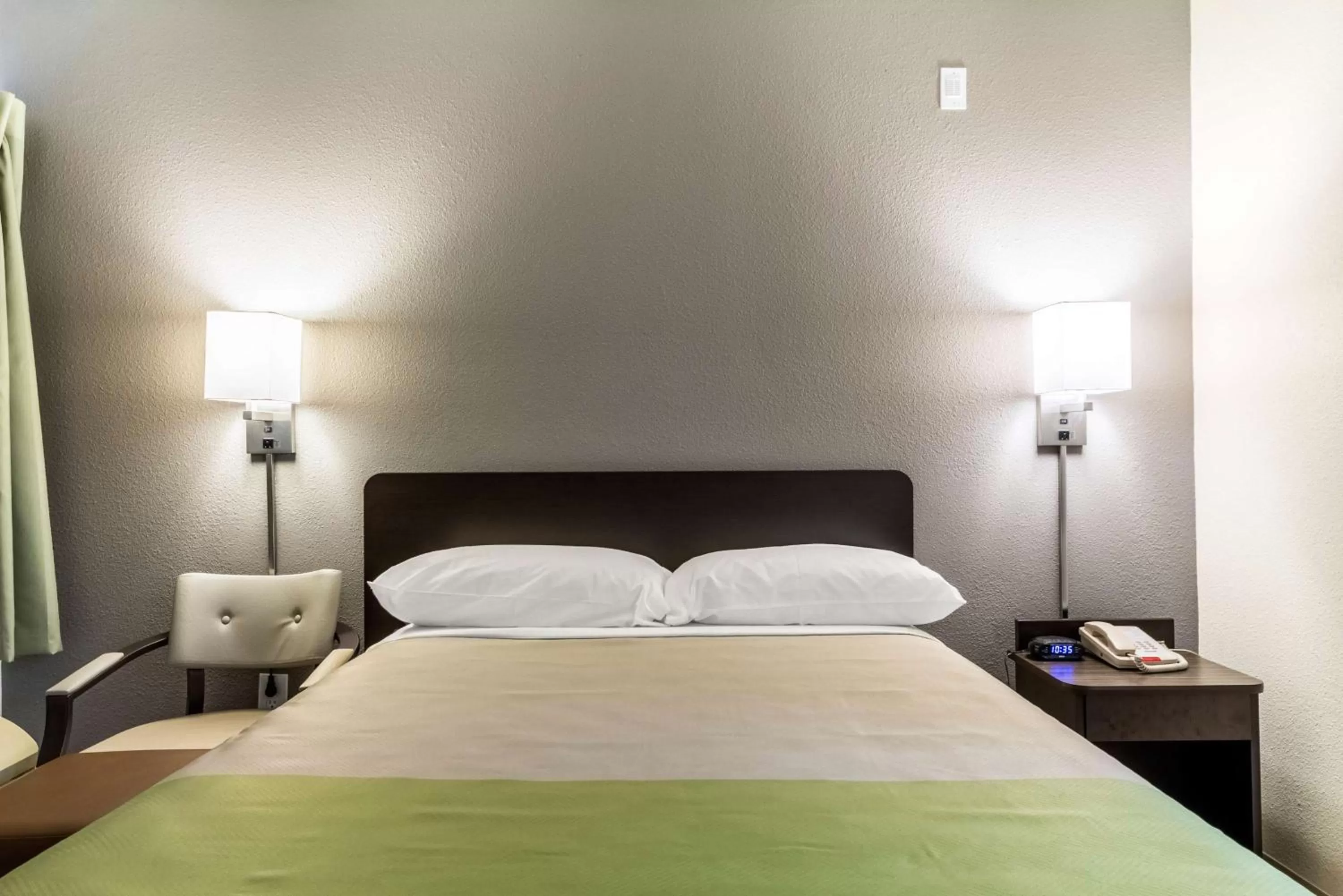 Bedroom, Bed in Studio 6-Dallas, TX - Northwest