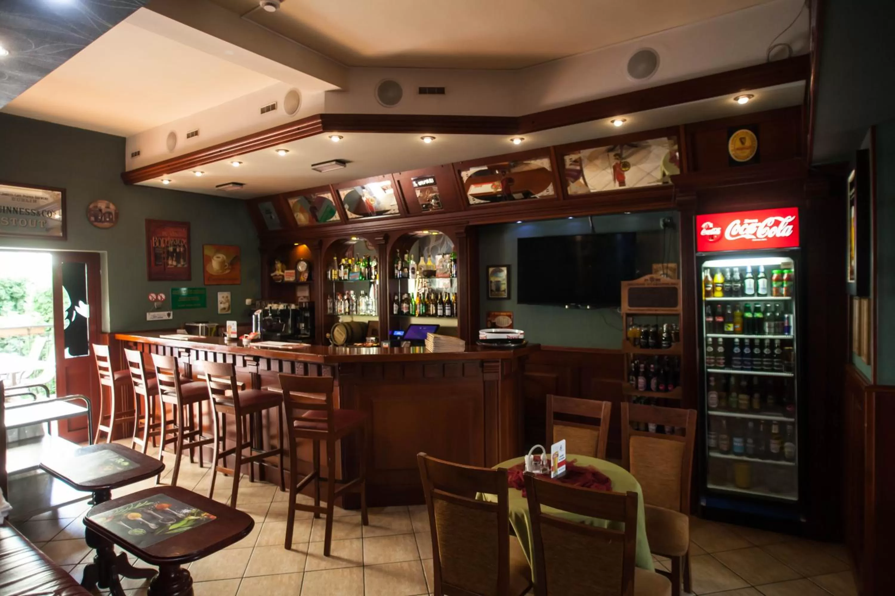 Restaurant/places to eat in Hotel Atena